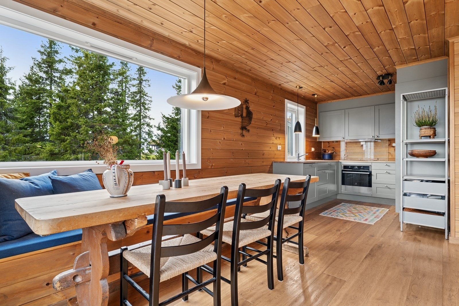 Hytta byr på en åpen og sosial romløsning med stue og kjøkken i ett, som legger til rette for gode samtaler og felles opplevelser. Galleribilde