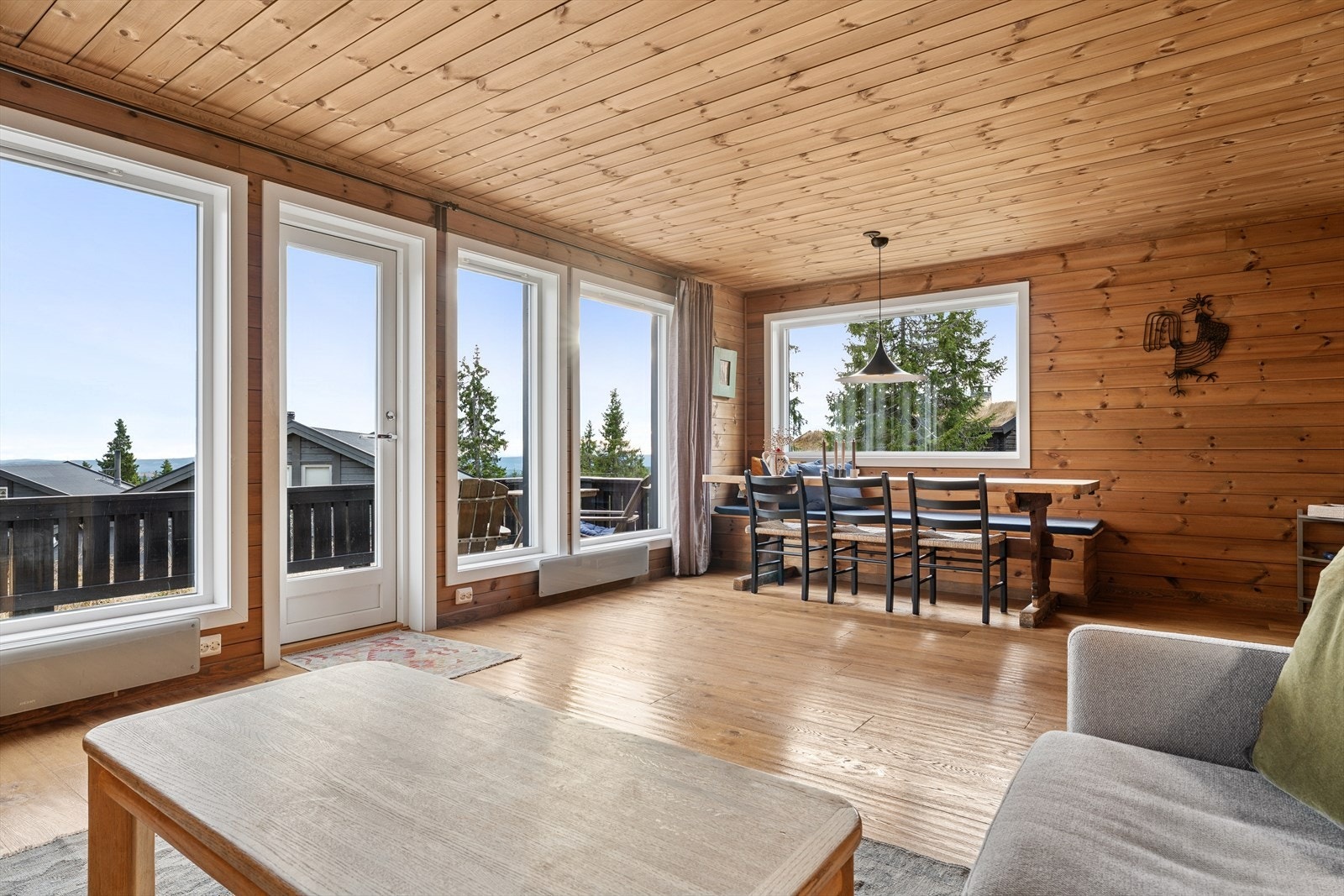 De store vindusflatene slipper inn rikelig med naturlig lys og bidrar til en luftig, lys og behagelig romfølelse. Galleribilde