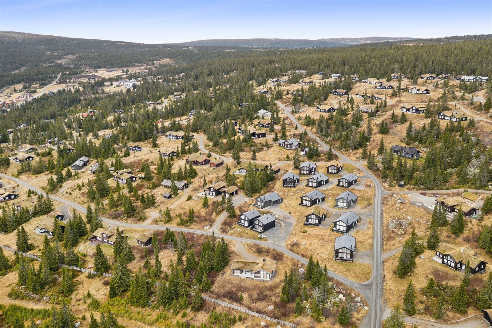 Eiendommen ligger ca. 17 min kjøretur fra Lillehammer, hvor du finner et bredt utvalg av servicetilbud, inkl. togstasjon. Hytta ligger omtrent 2 timer med bil fra Oslo, noe som gjør den lett tilgjengelig både for helgeturer og lengre opphold. Galleribilde