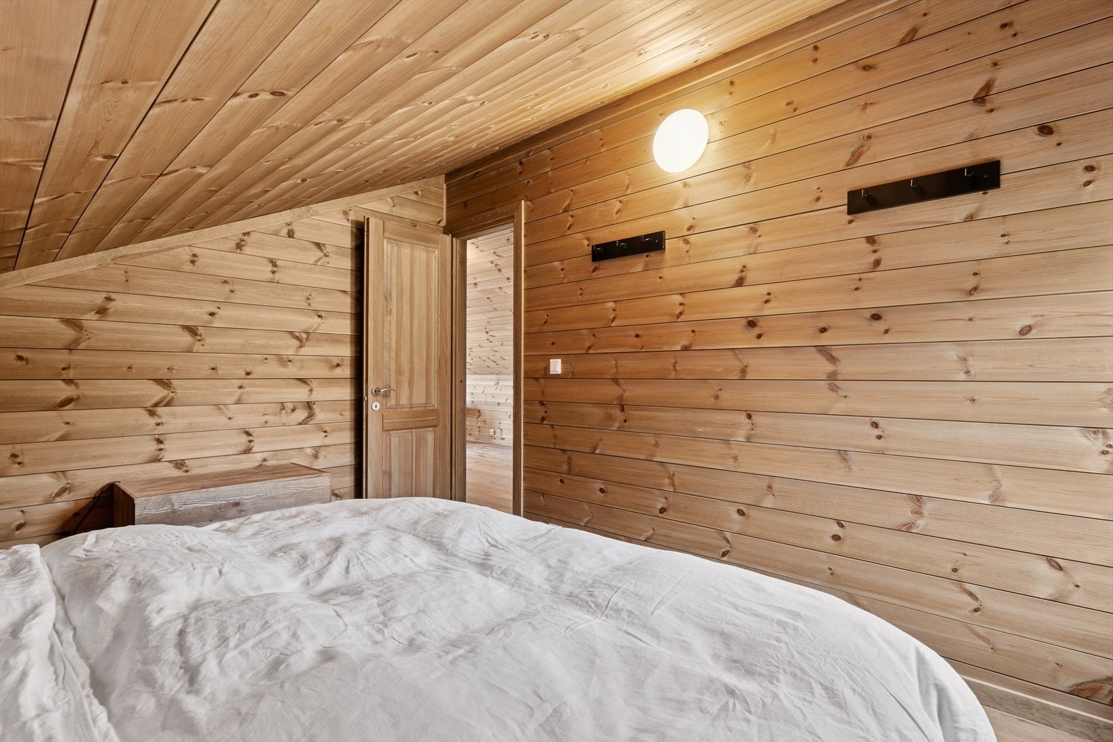 Soverommenes utforming gir plass til seng, nattbord og annet ønskelig møblement. Galleribilde