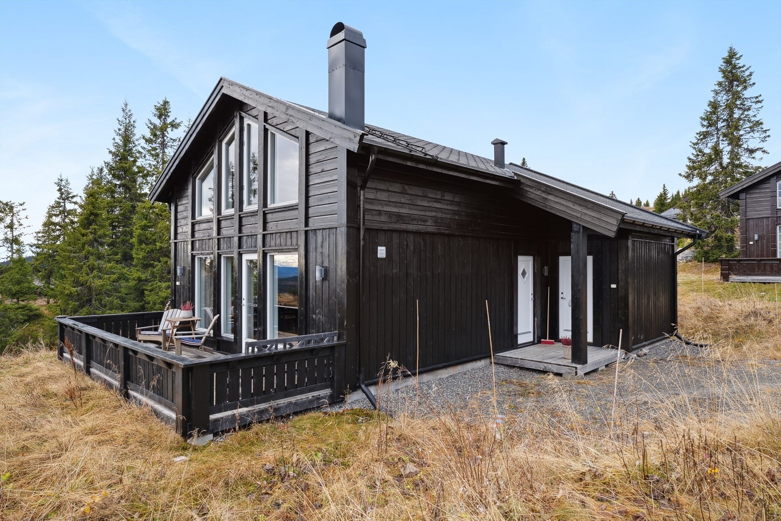 Ved inngangspartiet finner du en praktisk utvendig bod - ideell for oppbevaring av utstyr og sesongartikler. Galleribilde