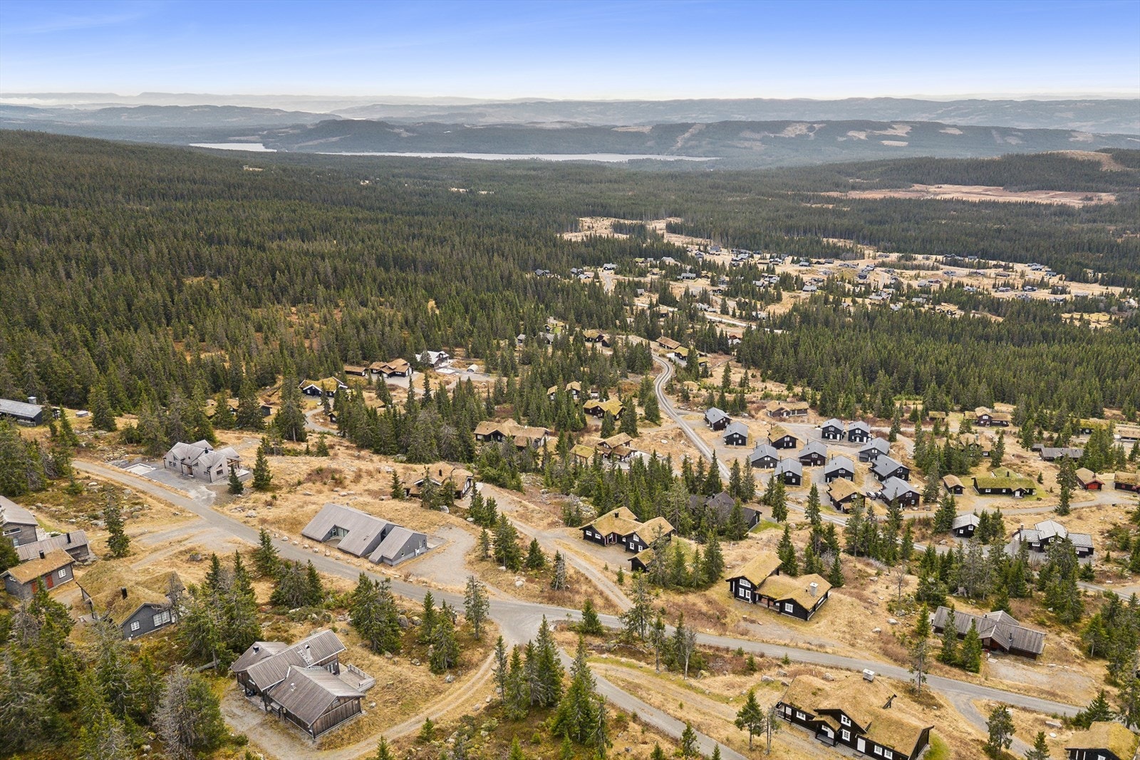Med beliggenhet midt i fjellheimen, har hytta gangavstand til Nordseter Fjellpark og ligger kun en kort kjøretur fra Sjusjøen Skisenter. Galleribilde