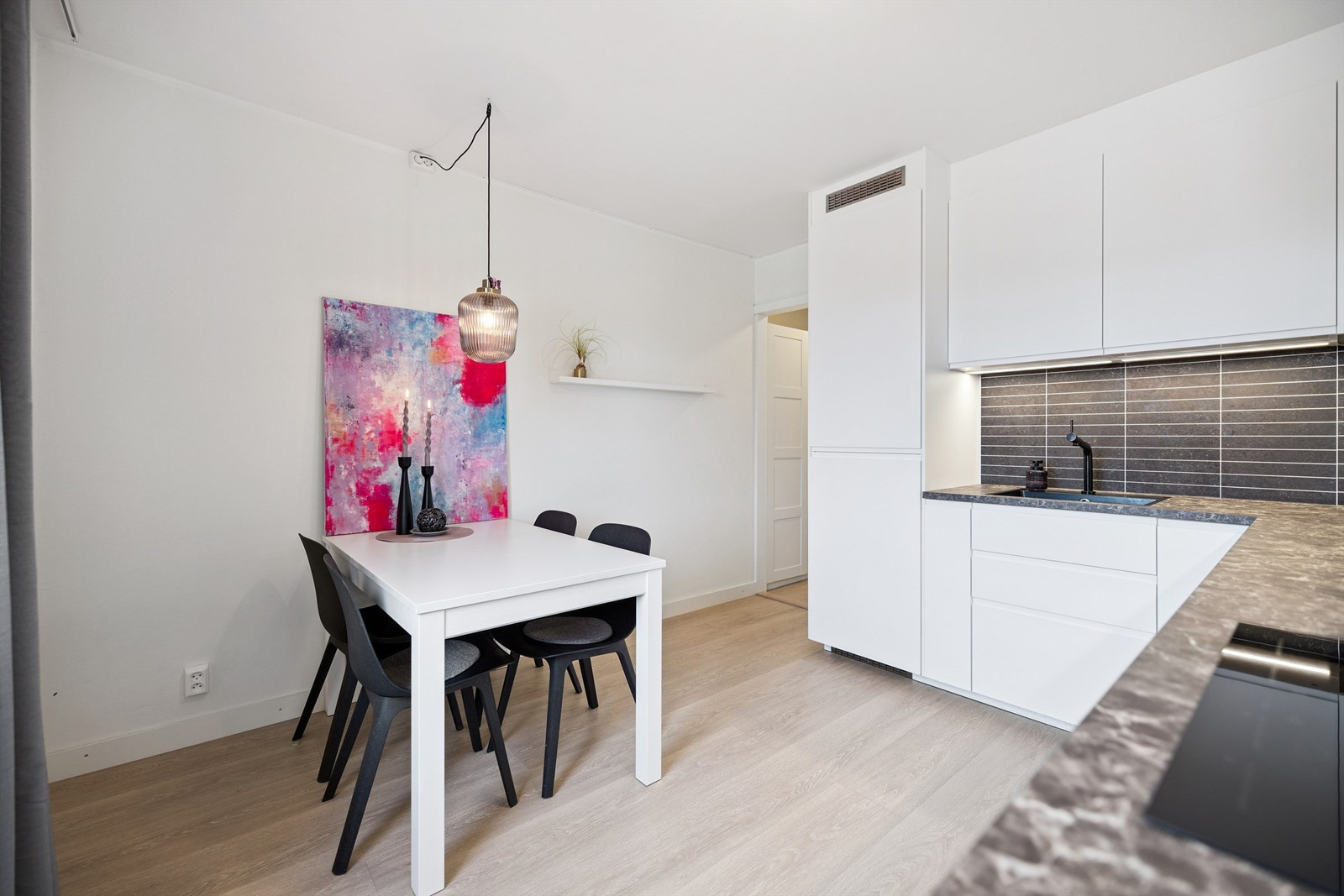 Detaljer som underlimt komposittkum og installert lekkasjevakt understreker den oppgraderte standarden. Galleribilde