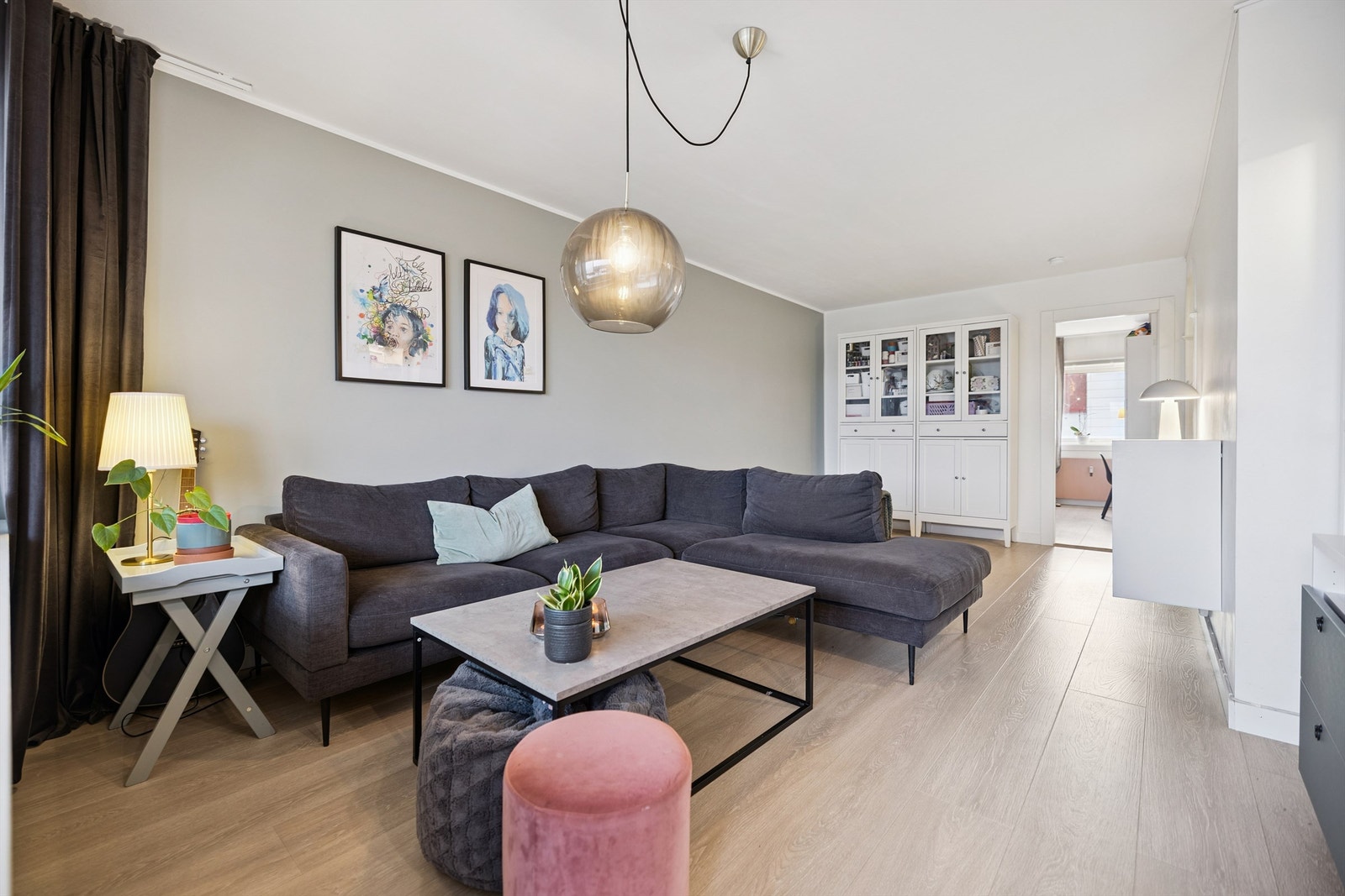 Oppvarming via fjernvarme er inkludert i felleskostnadene, noe som gir et lunt bomiljø. Galleribilde