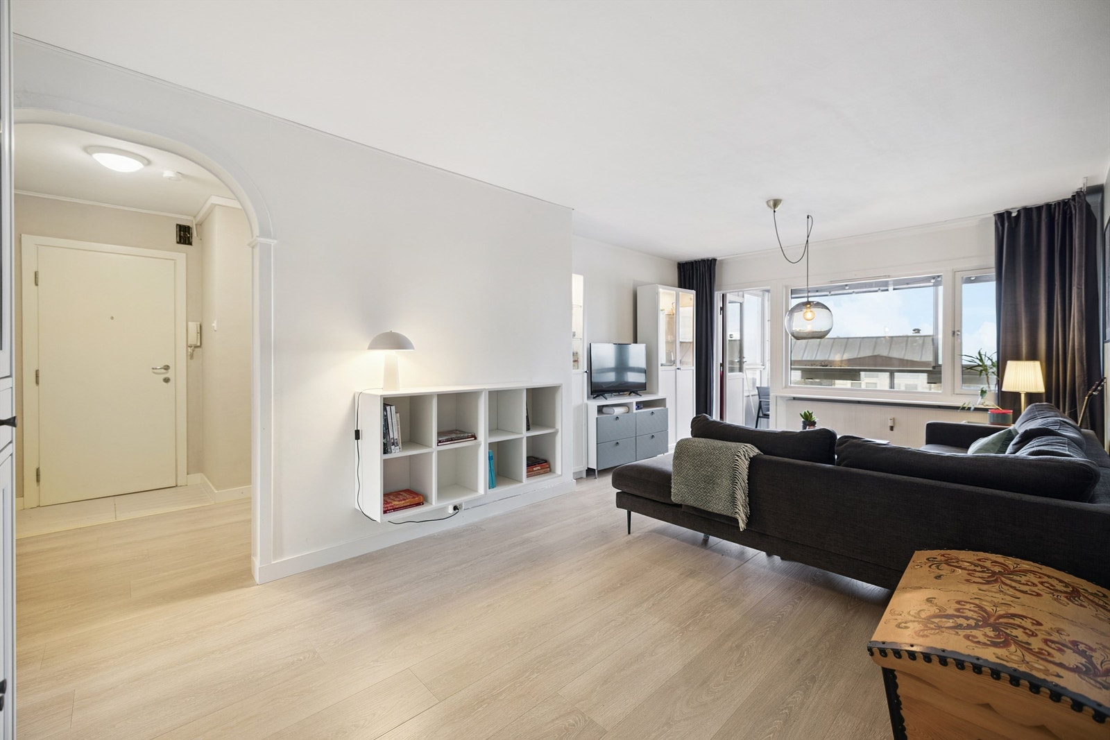 Stuen er et sentralt samlingspunkt med god plass til en større sofagruppe. Galleribilde