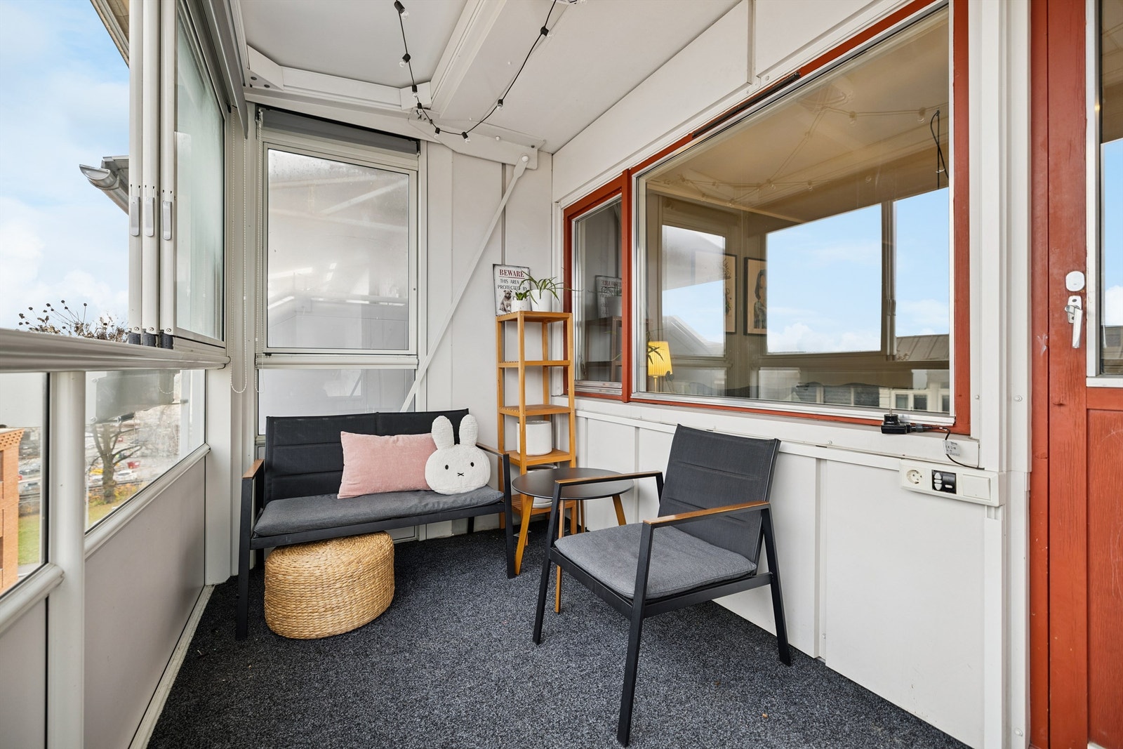 Balkongen er et lunt og skjermet uterom med plass til en hyggelig sittegruppe. Galleribilde