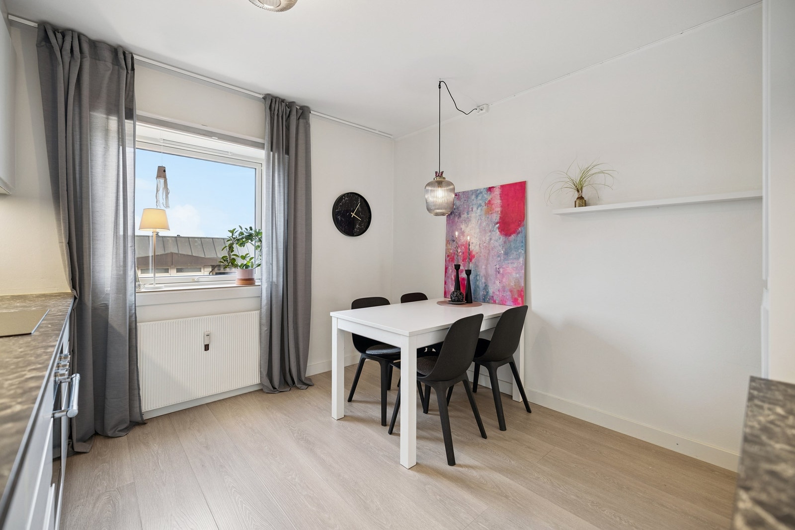 Vinduet på kjøkkenet gir godt med arbeidslys i tillegg til belysningen under overskapene. Galleribilde