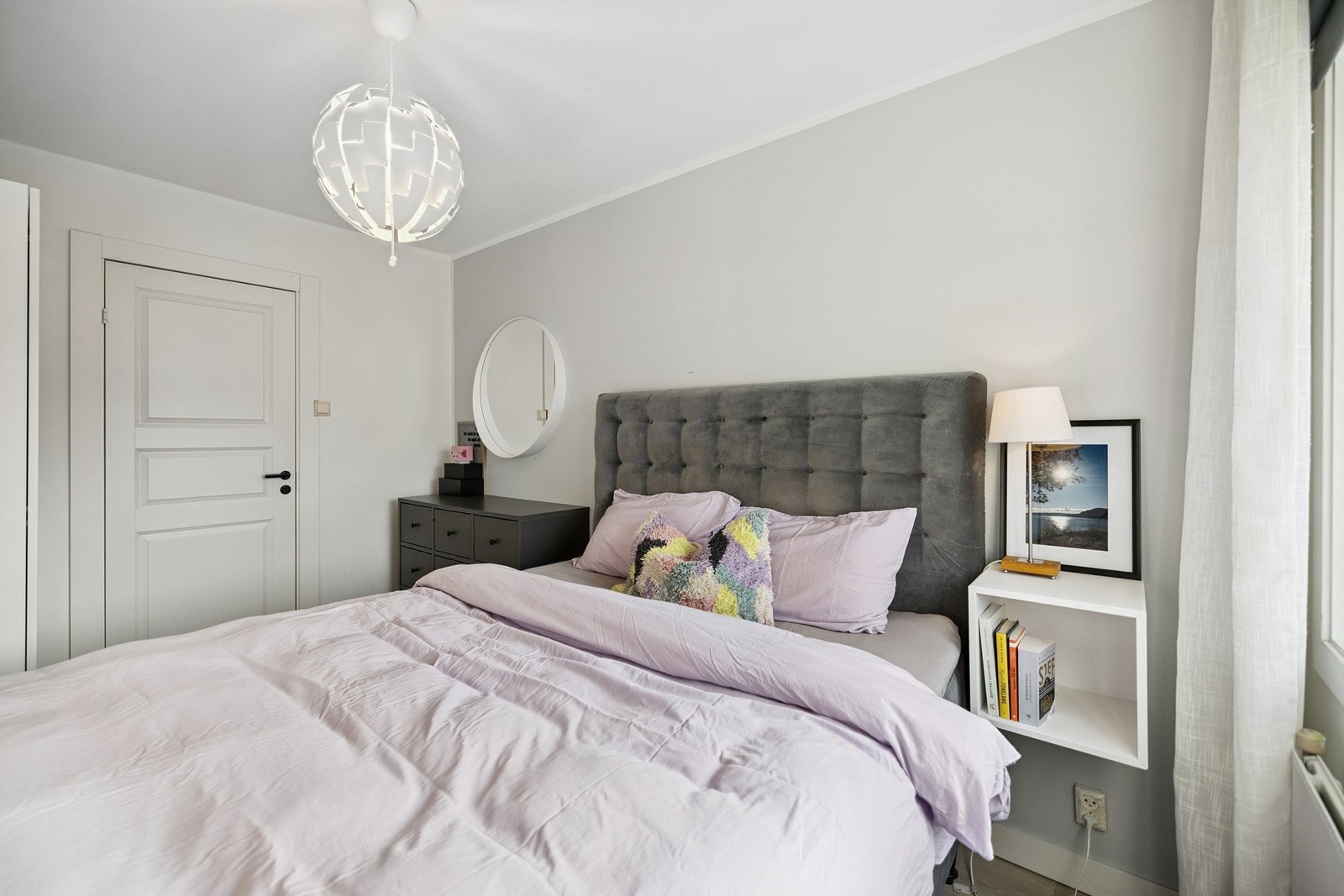 Rommet er holdt i lyse, nøytrale farger som gir en rolig atmosfære. Galleribilde