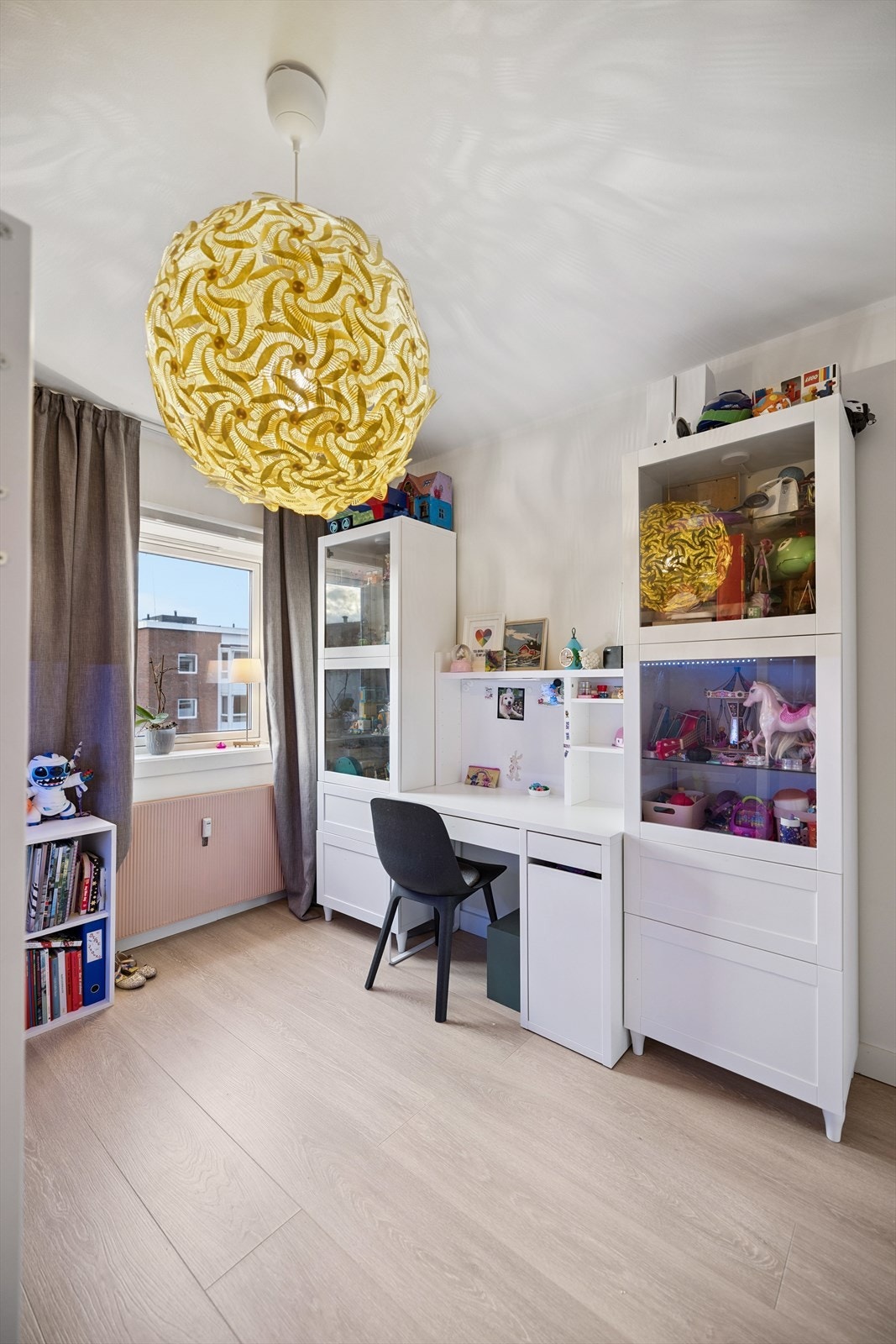 Rommet har plass til både seng, skrivepult og oppbevaringsmøbler. Galleribilde