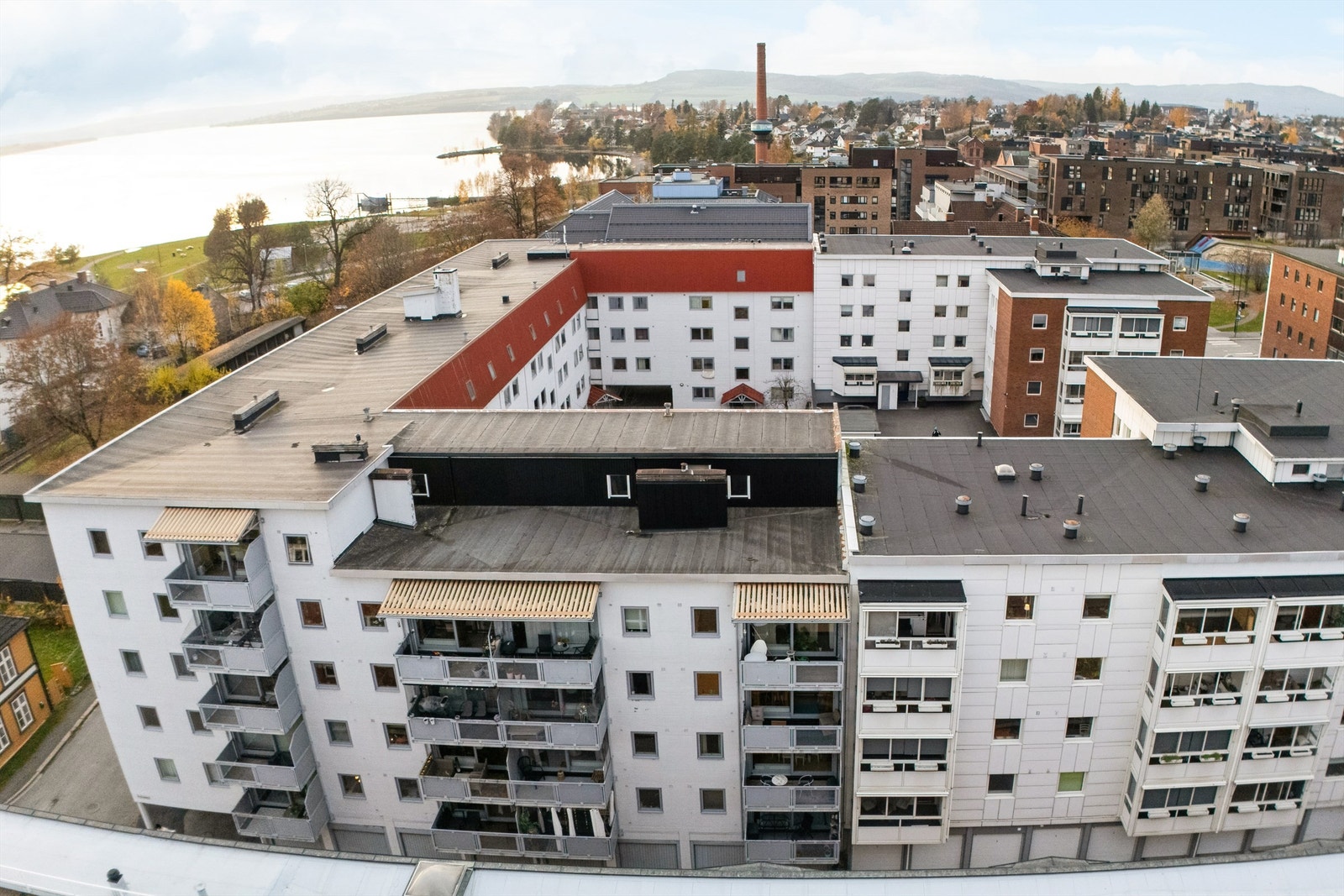 Leiligheten ligger i et veldrevet borettslag med en sentral beliggenhet i Hamar. Galleribilde