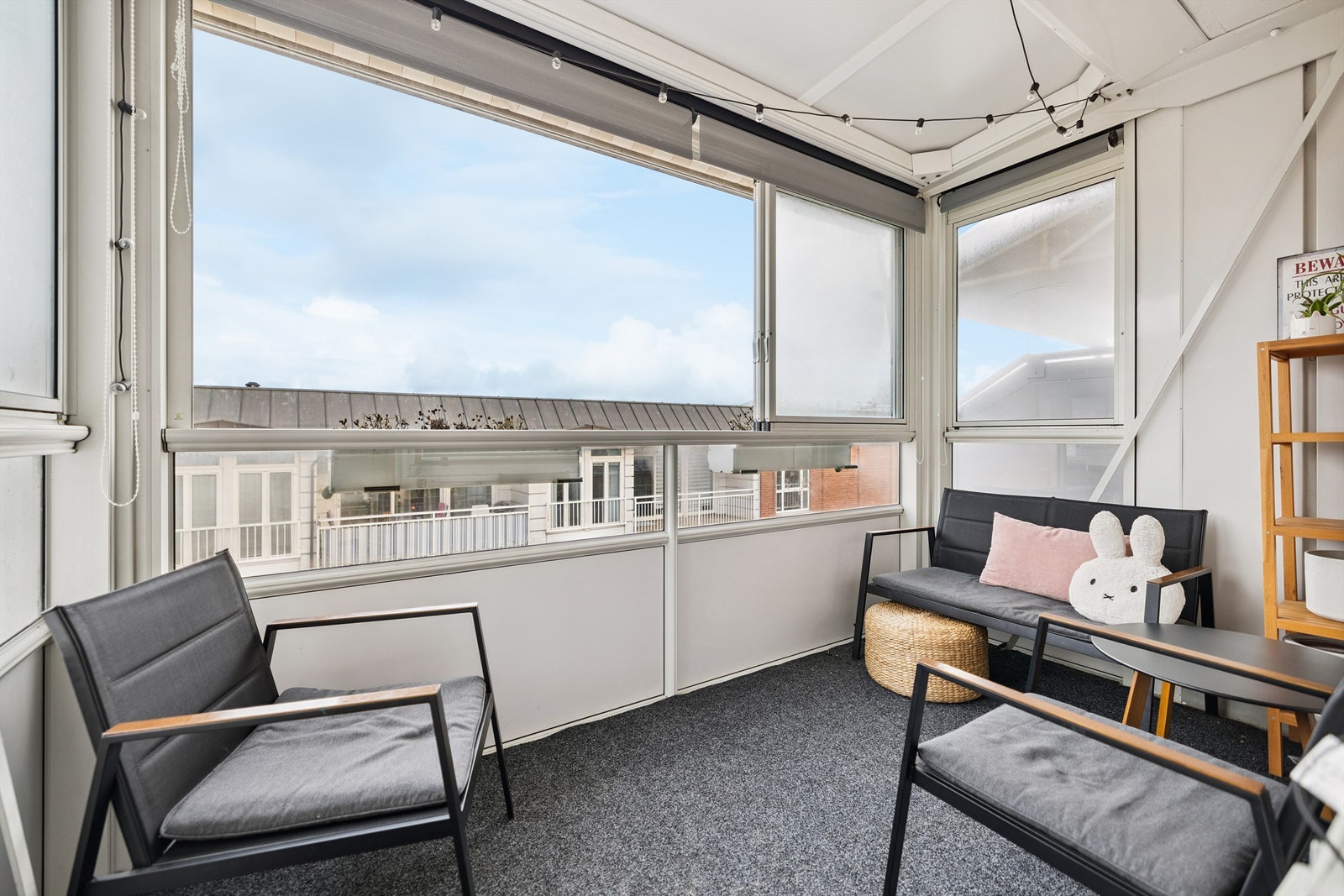 Den innglassede balkongen på 7 m² fungerer som et ekstra rom store deler av året. Galleribilde