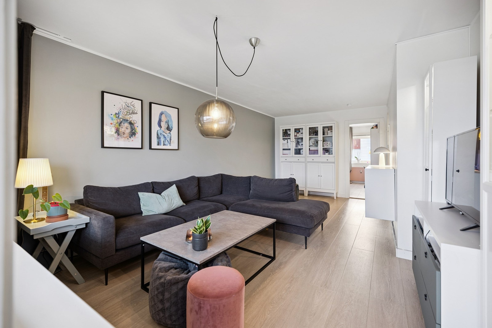 Fra stuen er det direkte utgang til den innglassede balkongen. Galleribilde