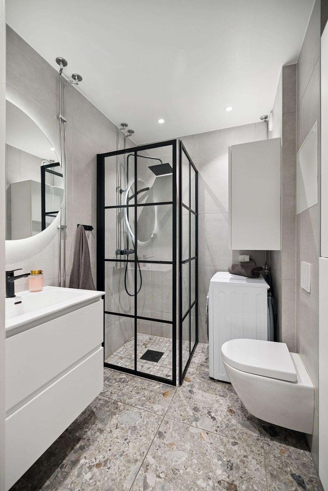 Badet ble totalrenovert i 2021 og fremstår moderne med delikate fliser og sorte detaljer. Galleribilde