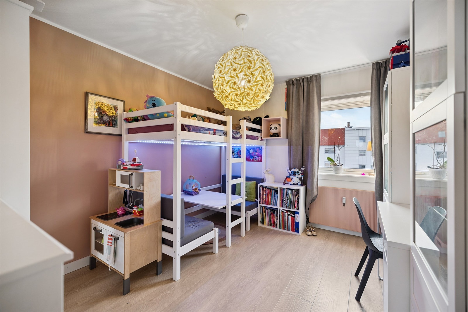 Det andre soverommet er også av god størrelse, og egner seg godt som barnerom eller kontor. Galleribilde