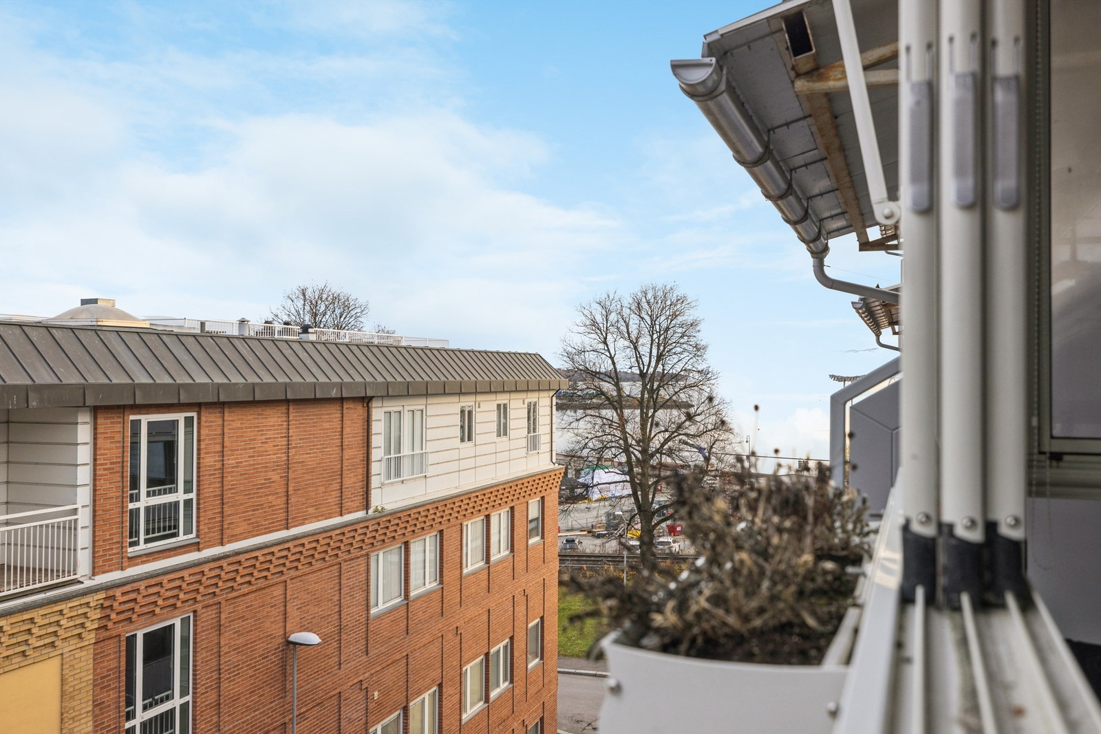 Fra leiligheten har man utsyn over nærområdet og mot Mjøsa. Galleribilde