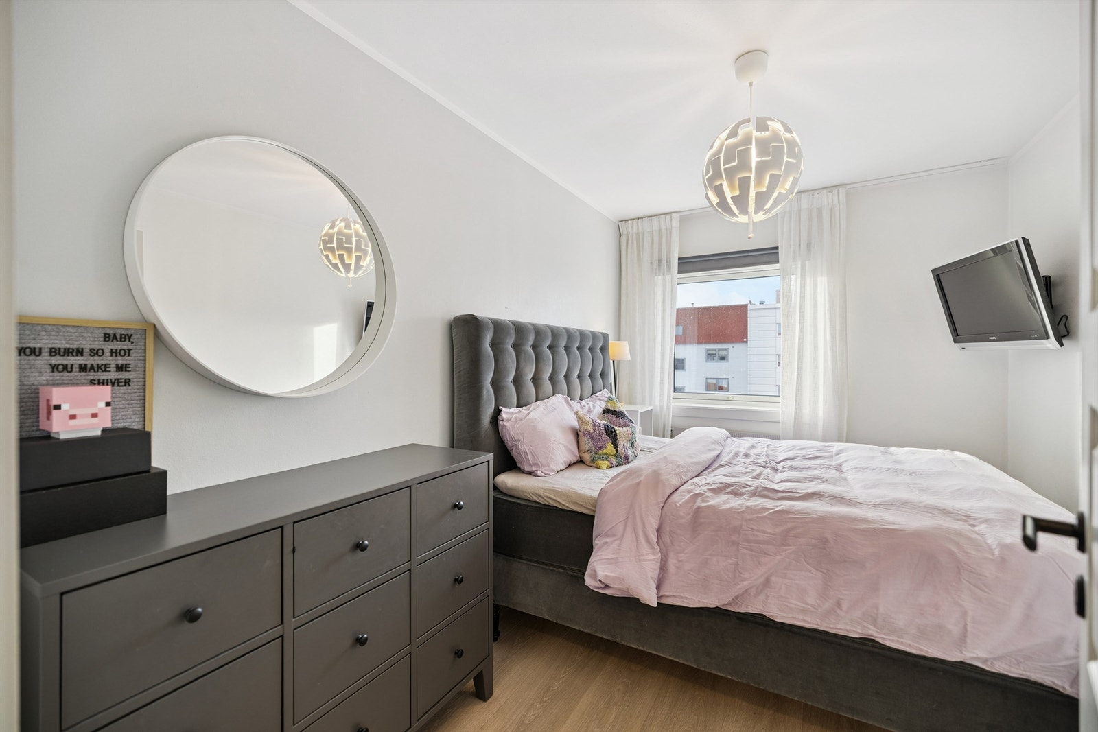 Hovedsoverommet har god plass til dobbeltseng og garderobeløsning. Galleribilde