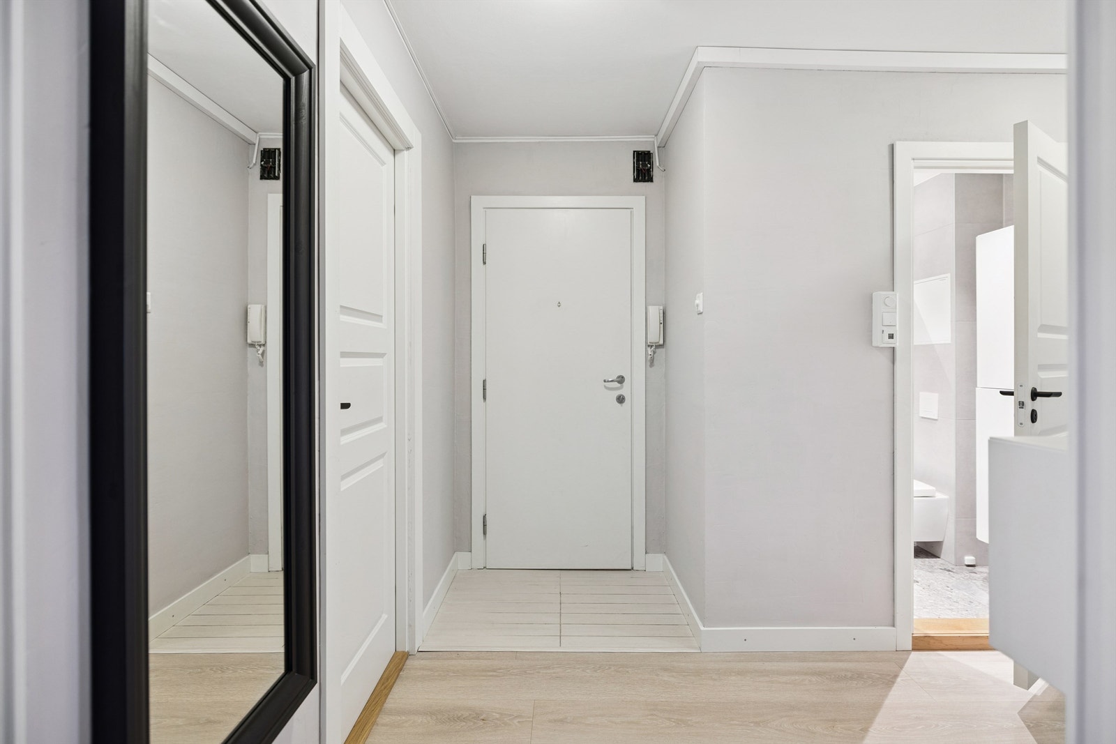 Du trer inn i en lys og innbydende entré som binder leilighetens rom sammen. Galleribilde