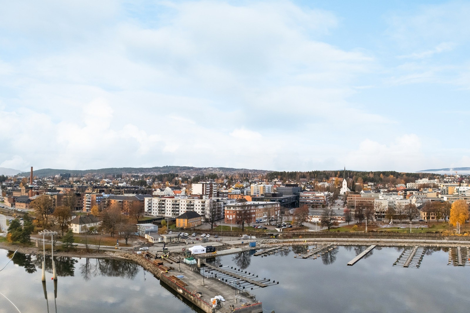 Det er kort avstand til Mjøsa med rekreasjonsområder som Koigen og Strandpromenaden. Galleribilde