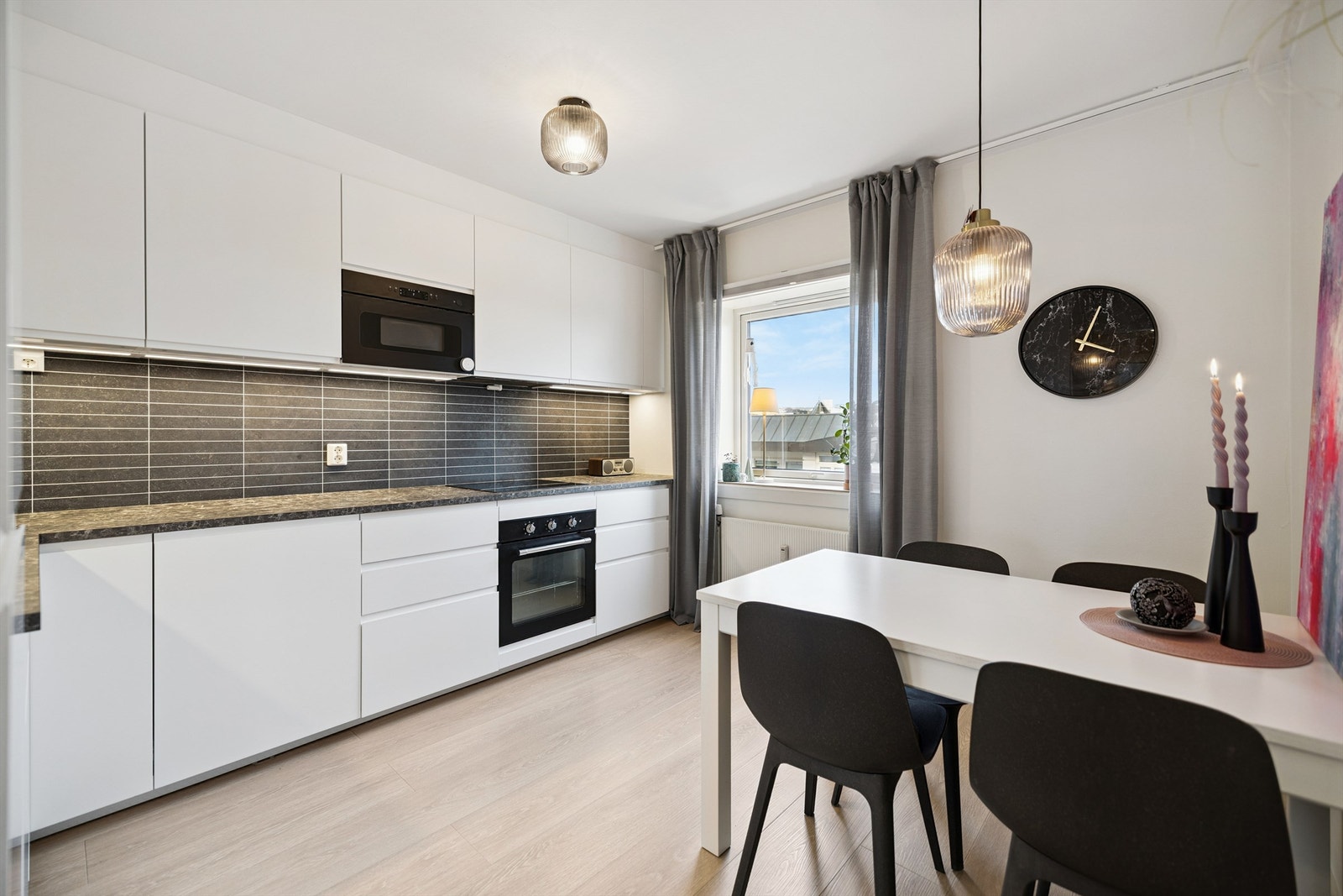 Her er det lagt vekt på funksjonalitet med en gjennomtenkt plassering av hvitevarer. Galleribilde