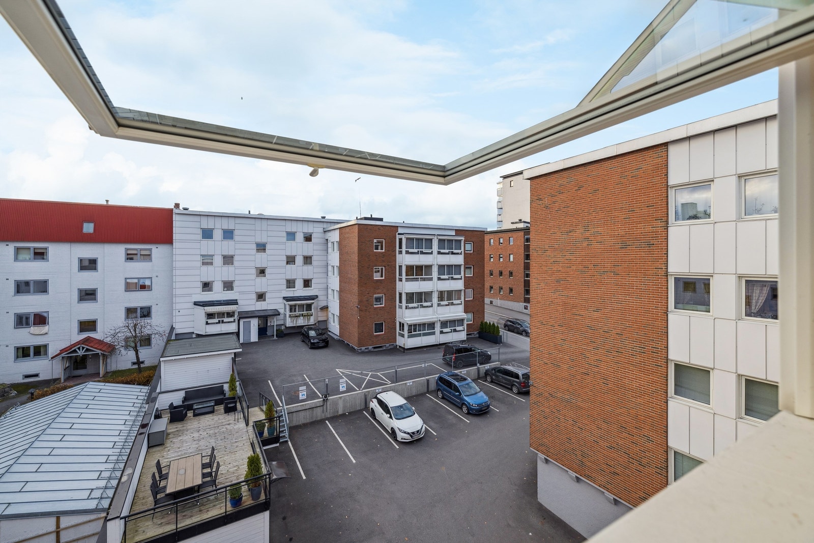 Borettslaget har ordnede fellesarealer og parkeringsmuligheter på gårdsplassen. Galleribilde