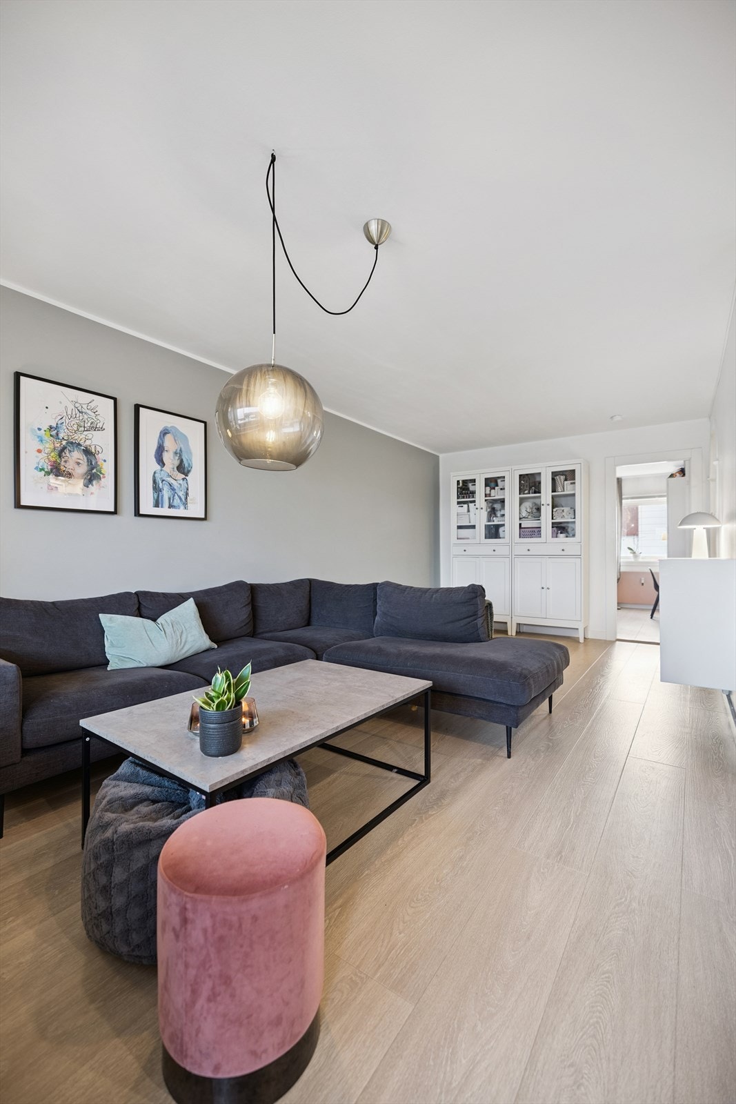 Rommet har en gjennomgående moderne standard og behagelige fargevalg på overflatene. Galleribilde