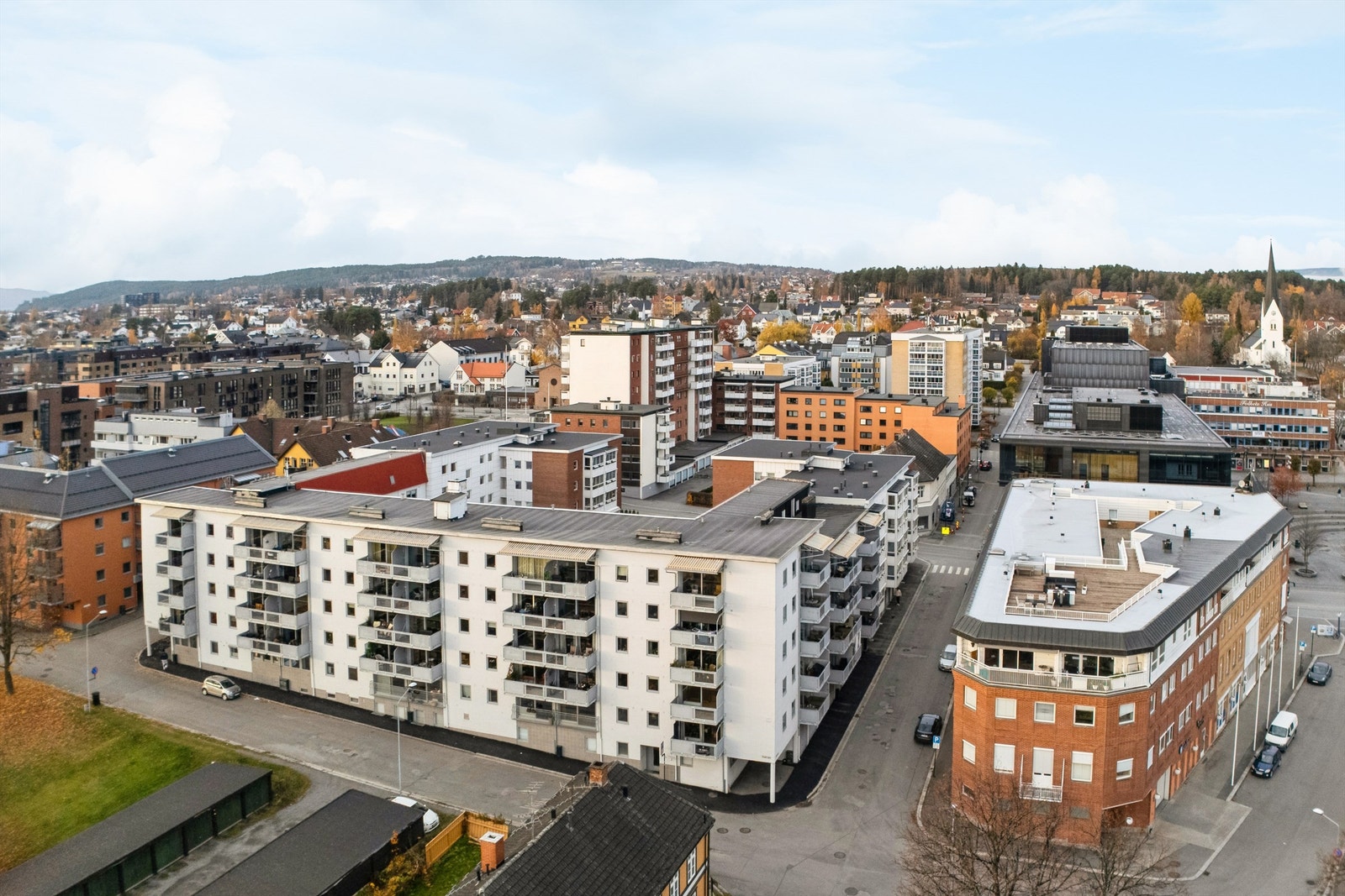 Beliggenheten er svært sentral med kort vei til alt Hamar sentrum har å by på. Galleribilde