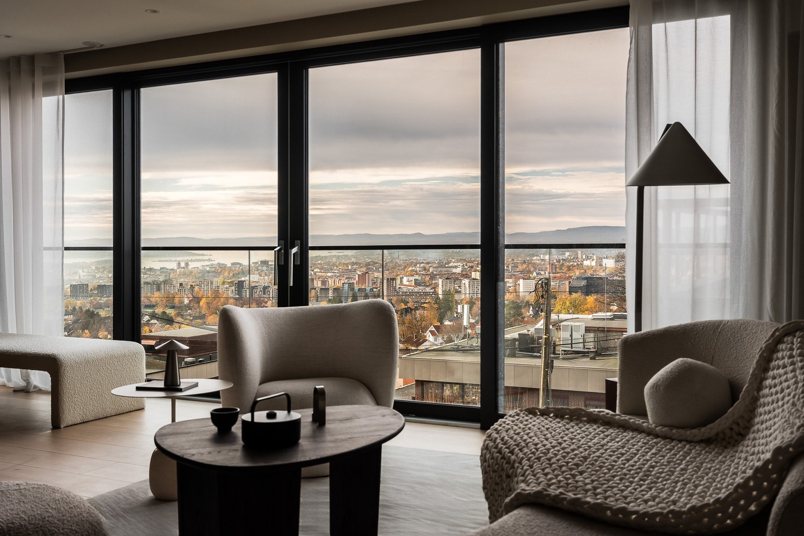 Store vindusflater med fransk balkong slipper inn rikelig med dagslys og åpner opp for en imponerende panoramautsikt mot byen og fjorden. Galleribilde