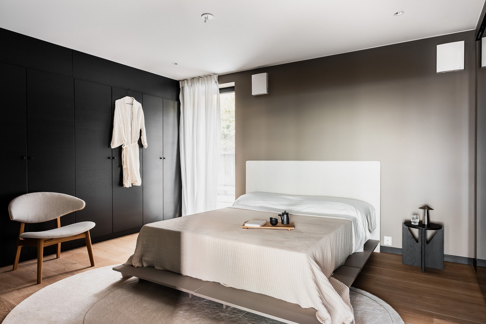 Hovedsoverommet er romslig og har utgang til en stor, privat terrasse på ca. 48 kvm med gode solforhold og møbleringsmuligheter i flere soner. Galleribilde