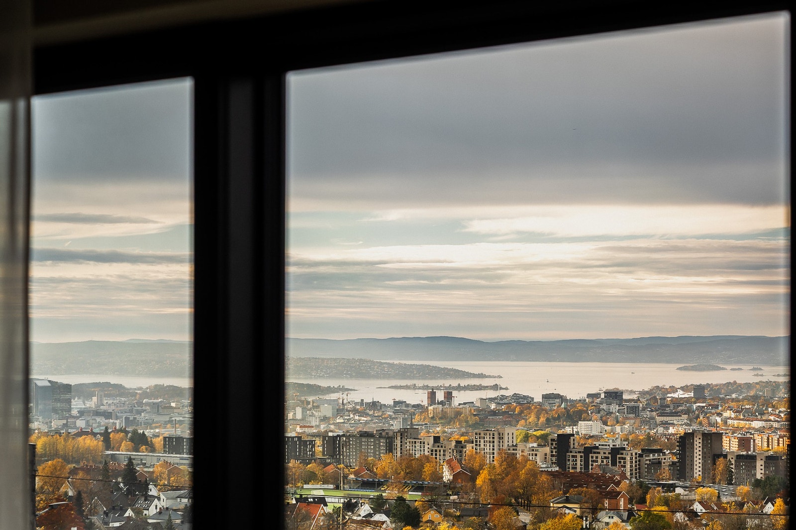 En eksklusiv, moderne leilighet med høy kvalitet og nydelig panoramautsikt over Oslo by og fjorden. Galleribilde