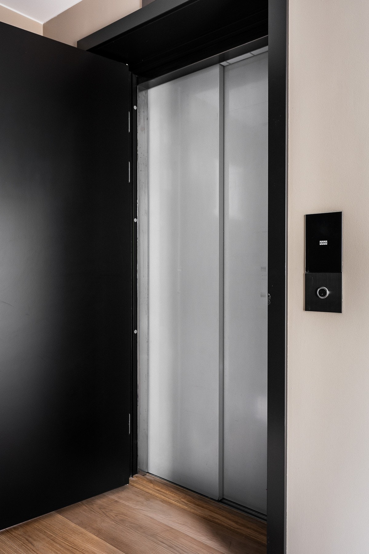 Det er direkte adkomst fra garasjeanlegget via heis inn i leiligheten. Galleribilde