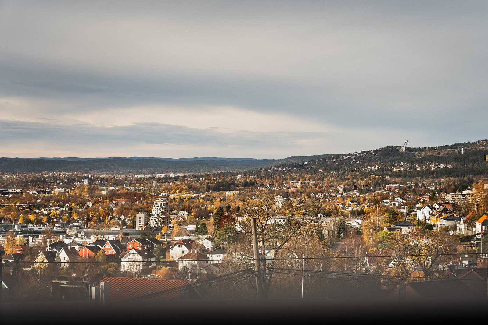 Beliggenheten i åssiden sørger for et lyst og solrikt uterom med flott panoramautsikt over byen, fjorden og Holmenkollen, et utsyn som gir både nærhet til byen og følelsen av ro. Galleribilde