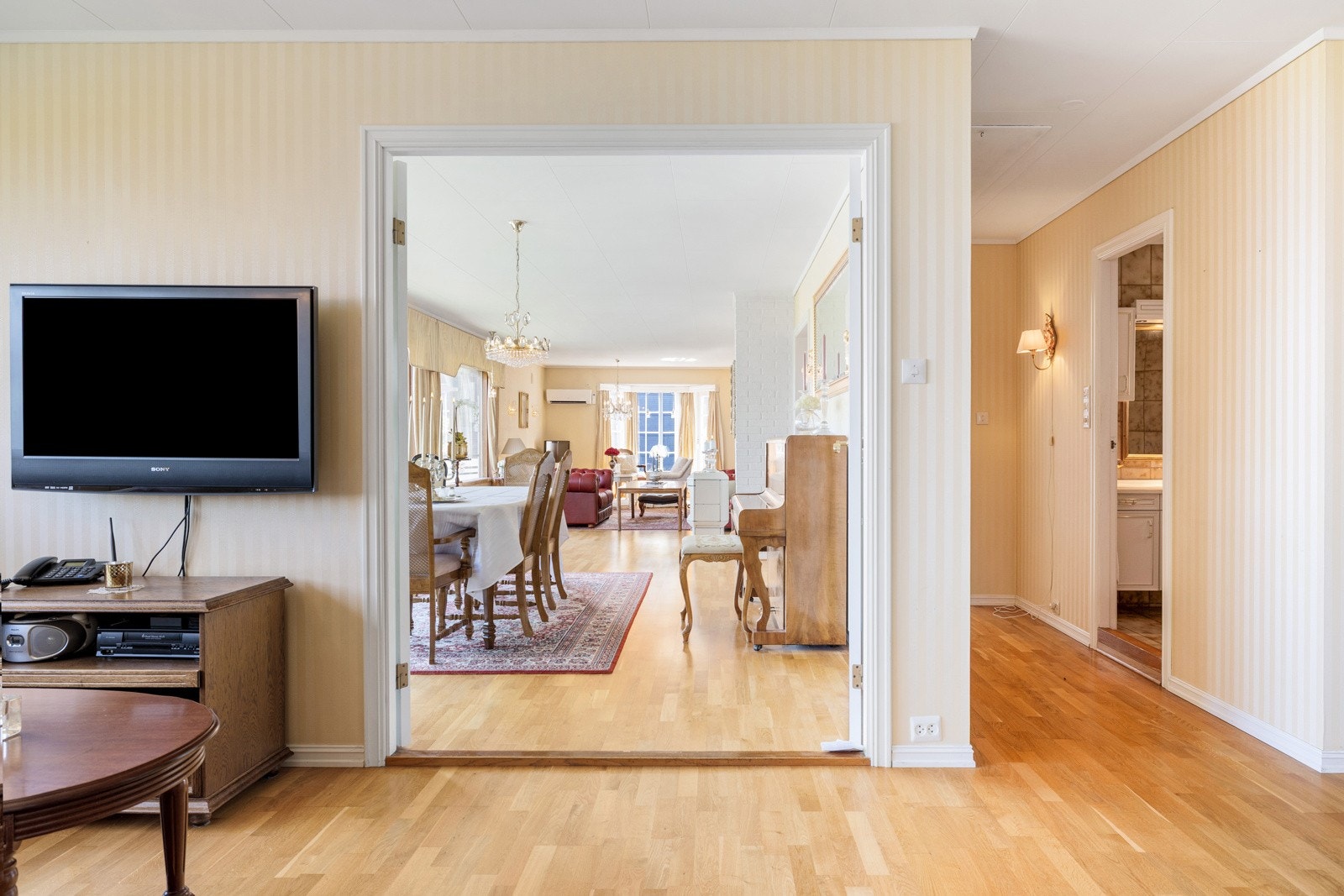 Vi beveger oss videre inn til spise- og hovedstuen. Galleribilde