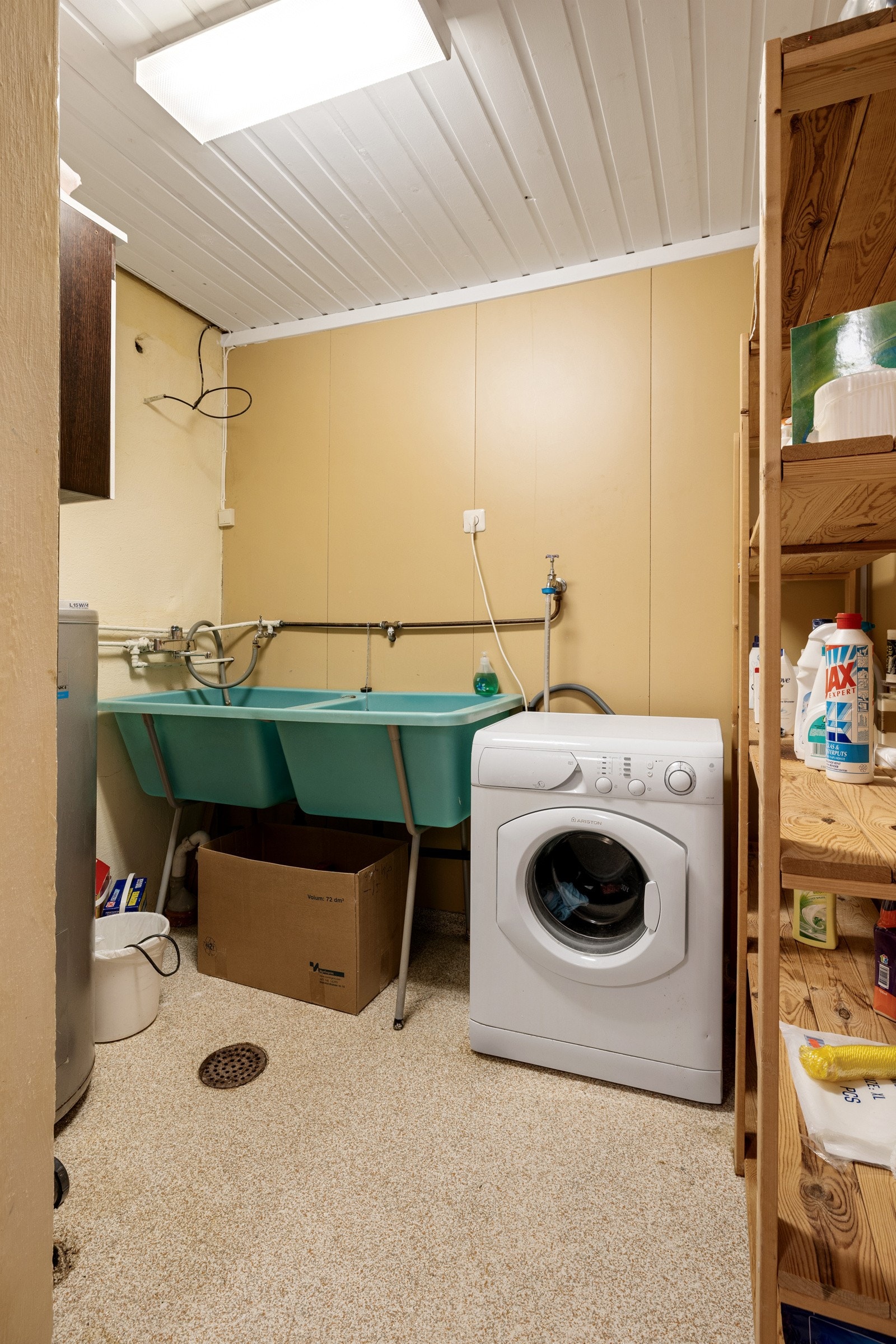 Vaskerom i kjelleren, med opplegg for vaskemaskin og tørketrommel. Galleribilde