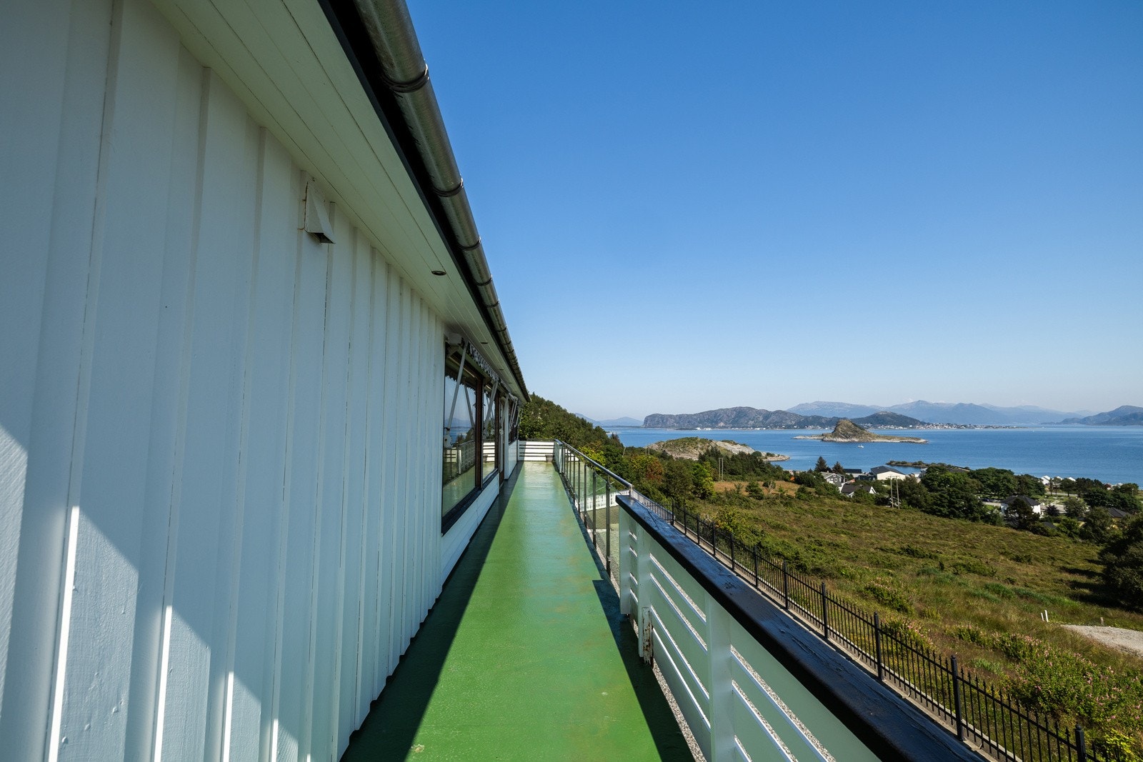 Verandaen strekker seg fra hele fremsiden til terrassene mot nord og sør.. Galleribilde