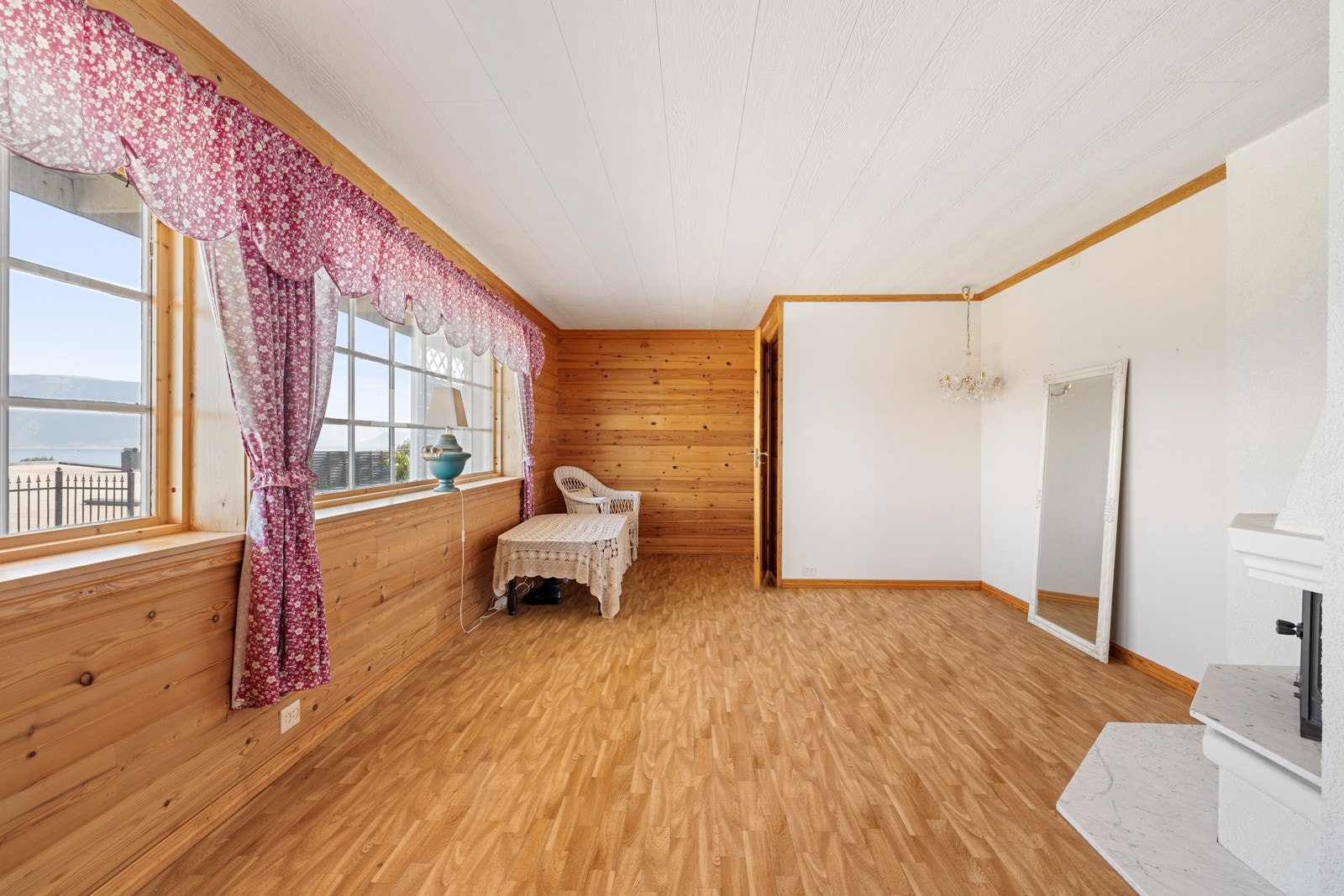 Dette er en stor kjellestue med god plass til å bli innredet sånn du måtte ønske det. Galleribilde