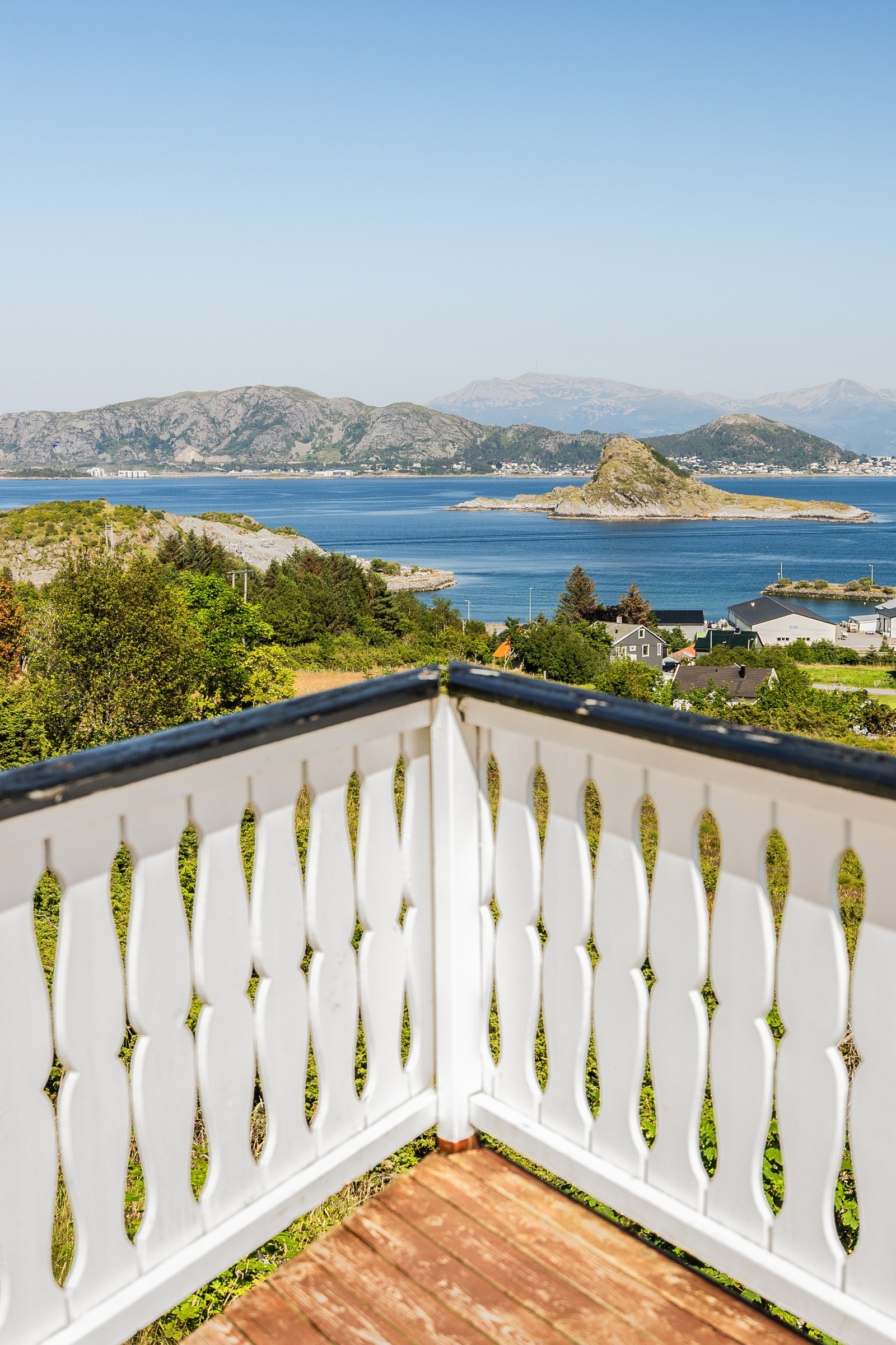 Utsikt fra terrassen mot nordøst. Galleribilde