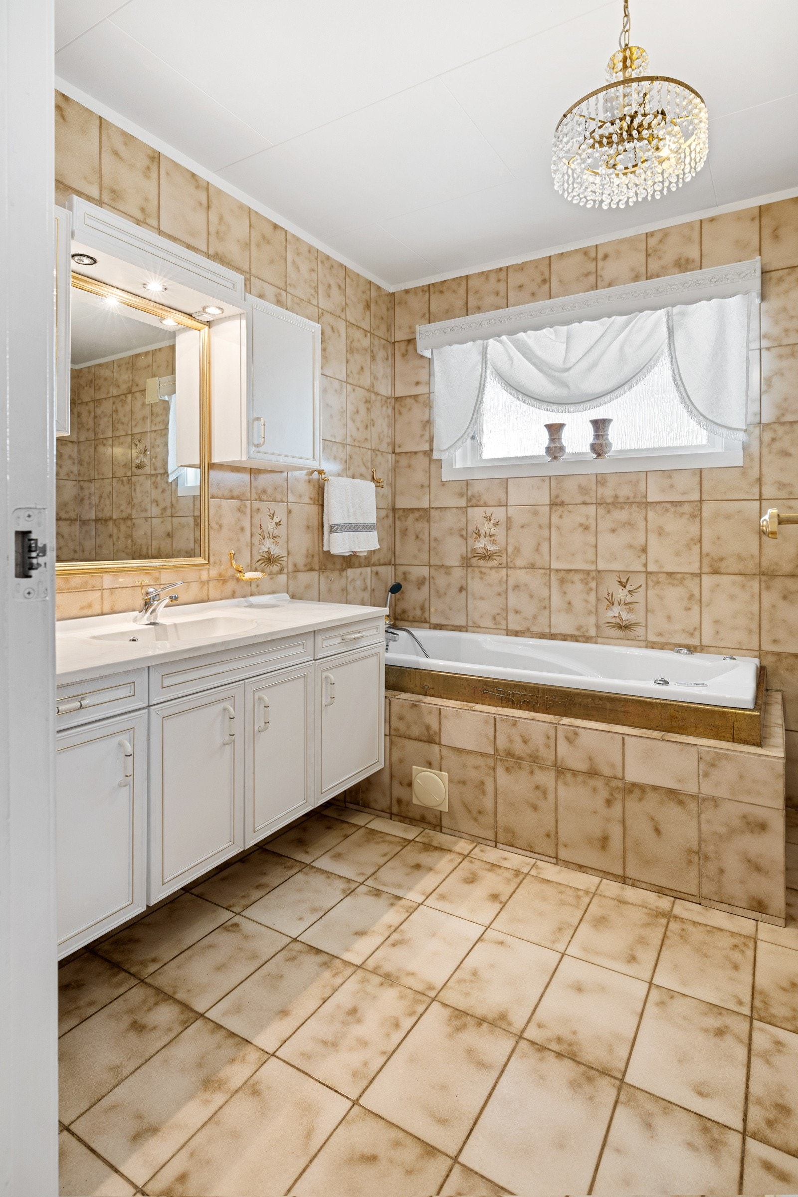 Den romslige innredningen har heldekkende servant, overskap, speil og lys. Galleribilde