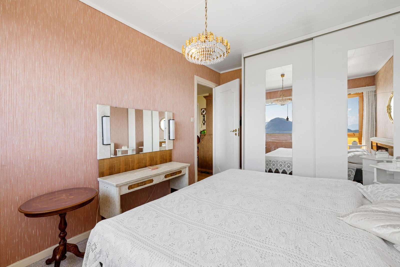 Soverommet er innredet med en stor garderobeløsning. Galleribilde