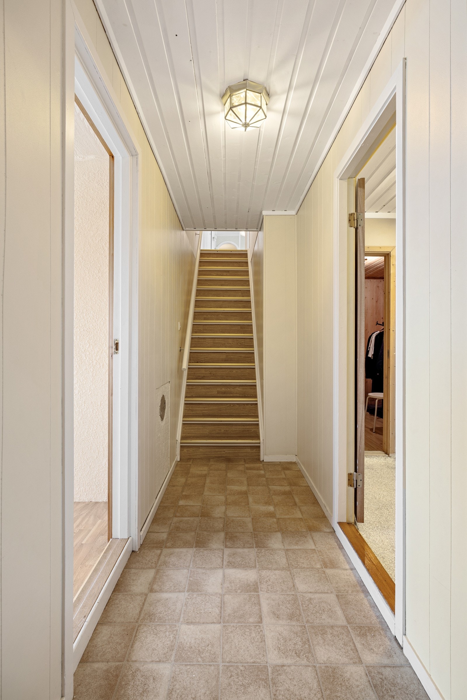 Fra trappen kommer man ned til denne vindfangen. Galleribilde