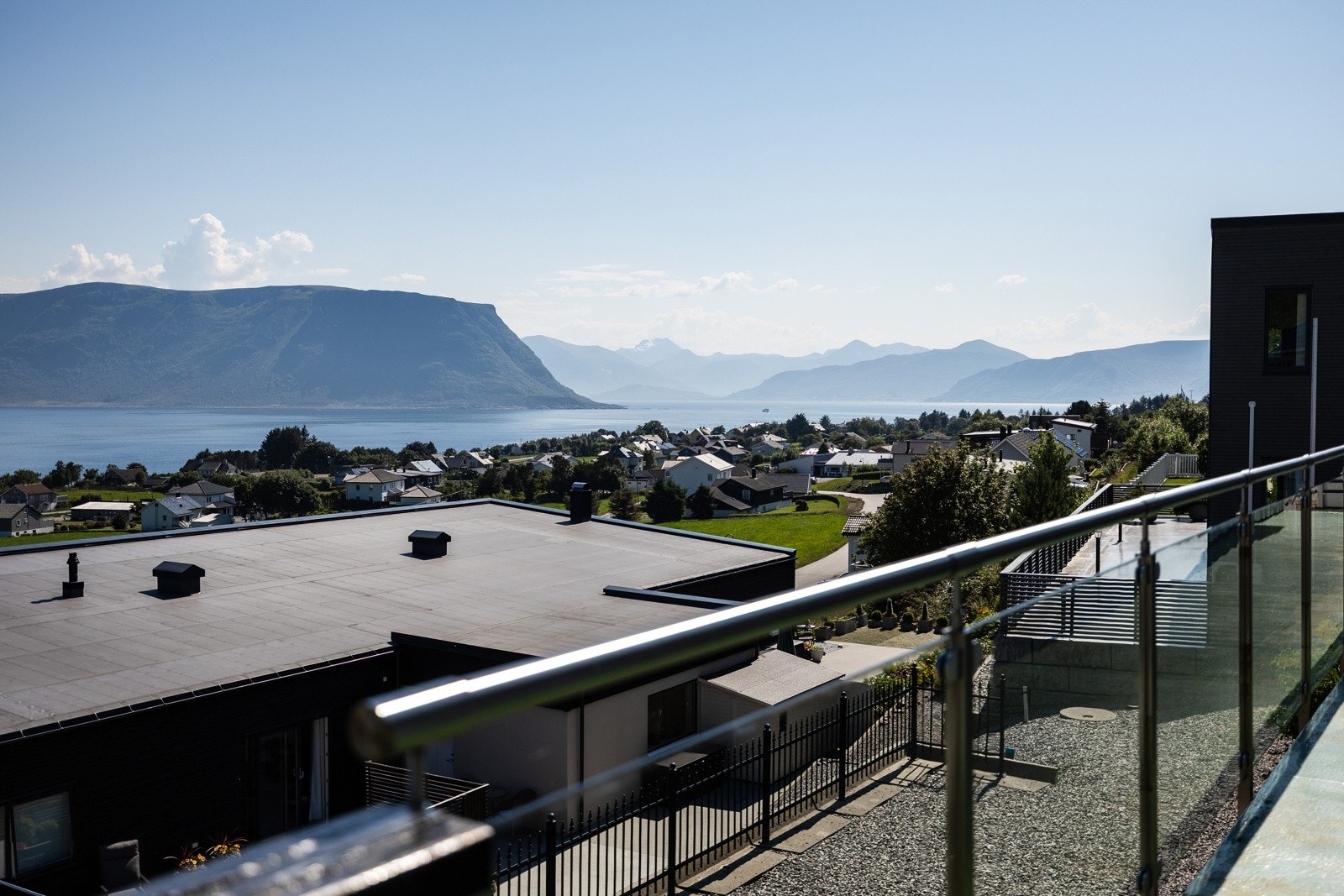 Boligen kan vise til en fantastisk utsikt mot fjord og fjell med tilhørende gode solforhold. Galleribilde