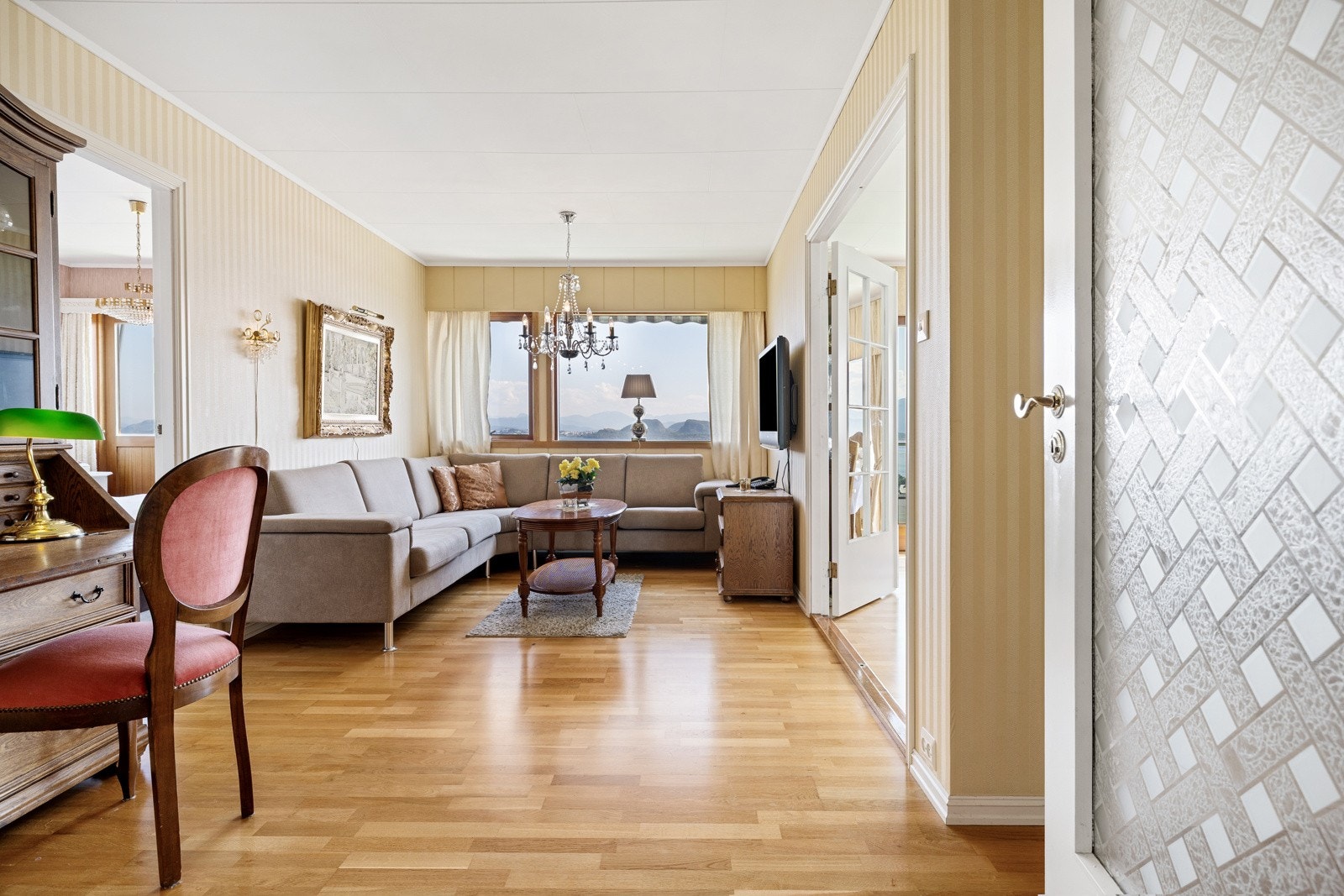 Stuen er inndelt i flere soner, denne delen blir i dag brukt som en TV-krok. Galleribilde