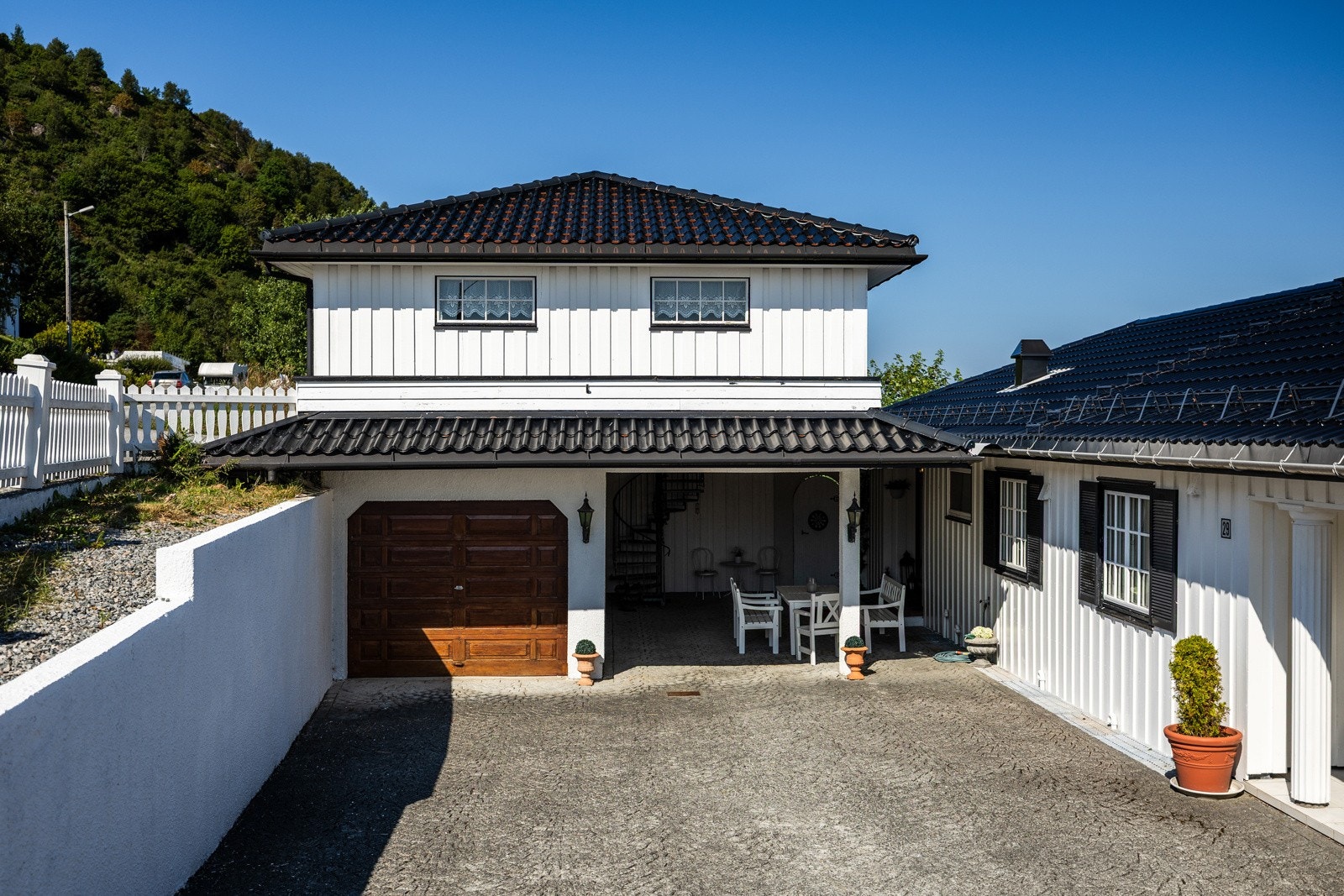 - i underetasjen på garasjen er det også en ekstra garasjeplass. Galleribilde