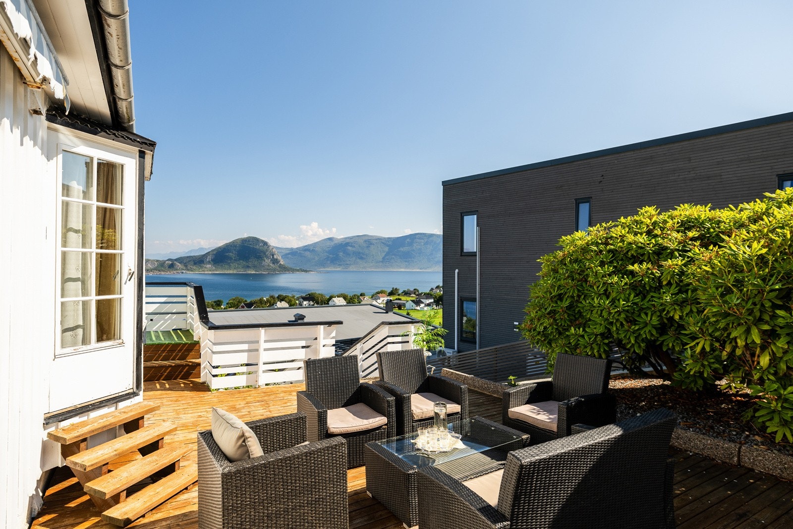 Mot sørvest er det laget til et svært koselig uteområde med gode solforhold. Galleribilde