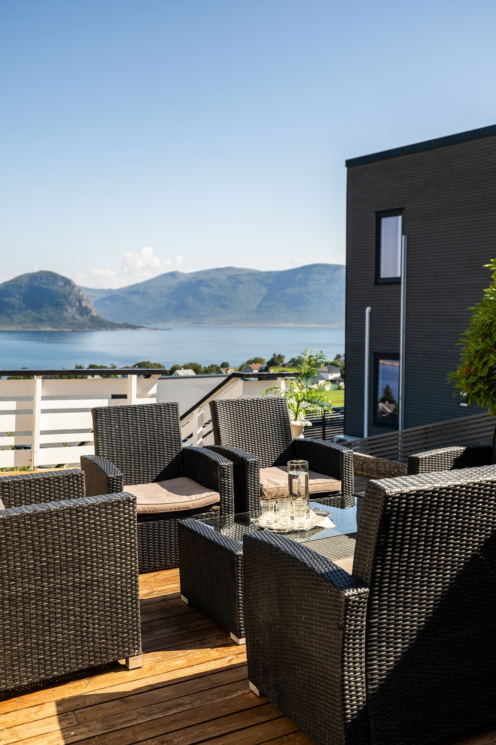 Her er det god plass til både sittegruppe og grillen. Galleribilde