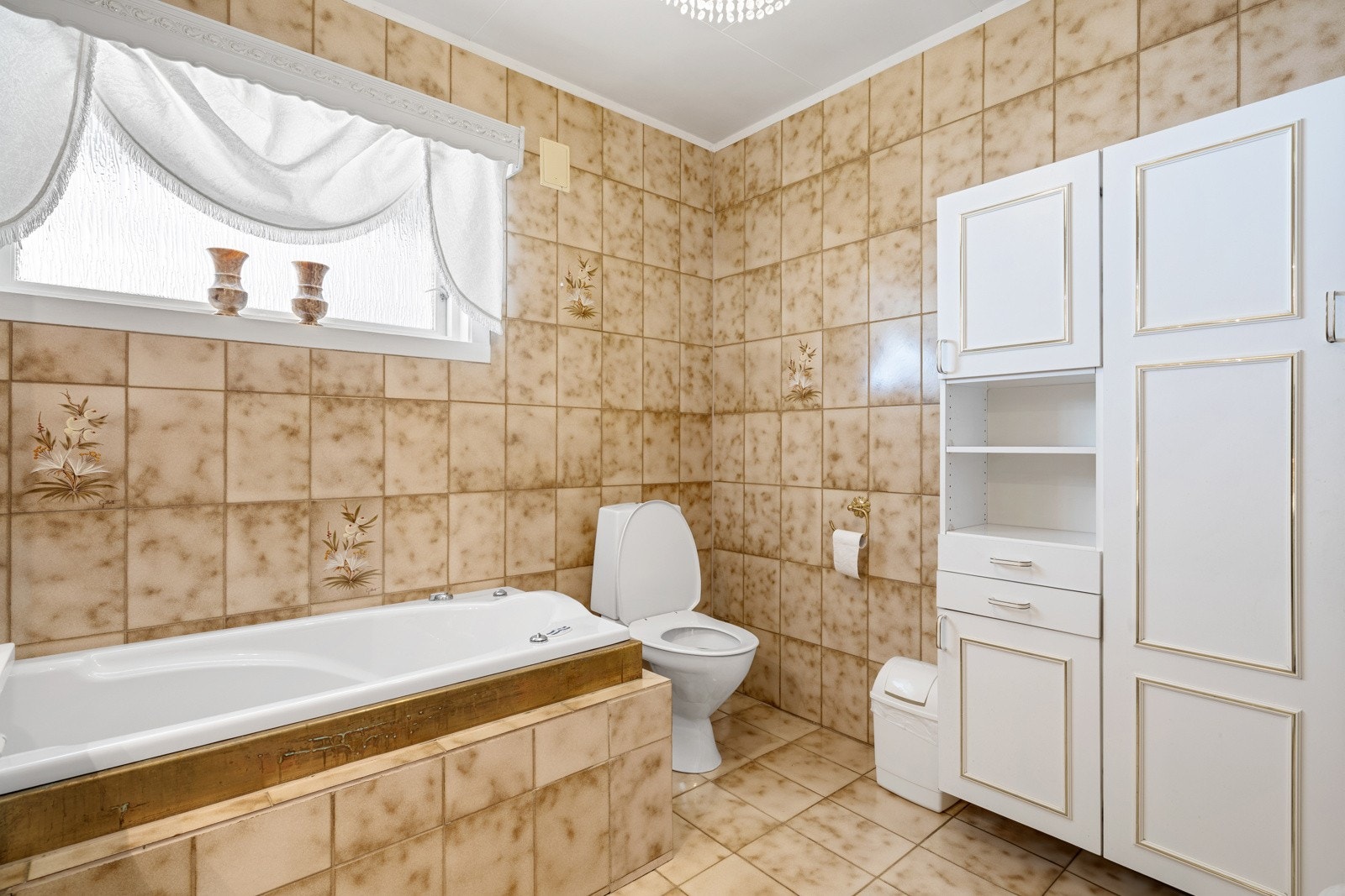 Stort flislagt bad med varmekabler i gulvet. Galleribilde