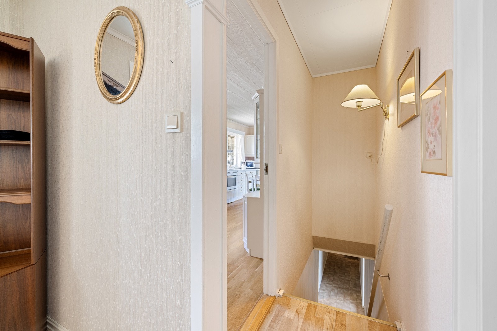 Her ser du kjøkkenet til venstre og trappen ned rett frem. Galleribilde