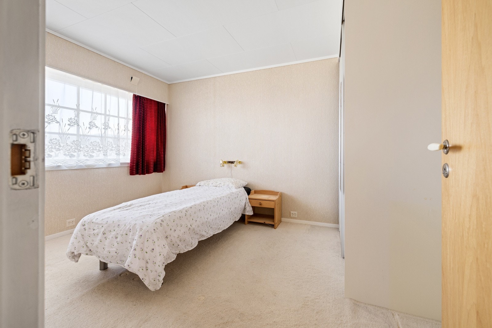 Det andre rommet er også av god størrelse, innredet med garderobeløsning. Galleribilde