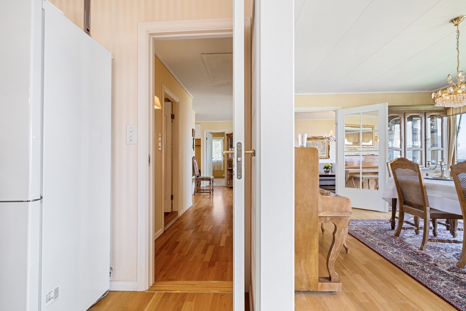 Fra kjøkkenet er det en gang som fører videre inn til badet og tilbake til inngangen. Galleribilde