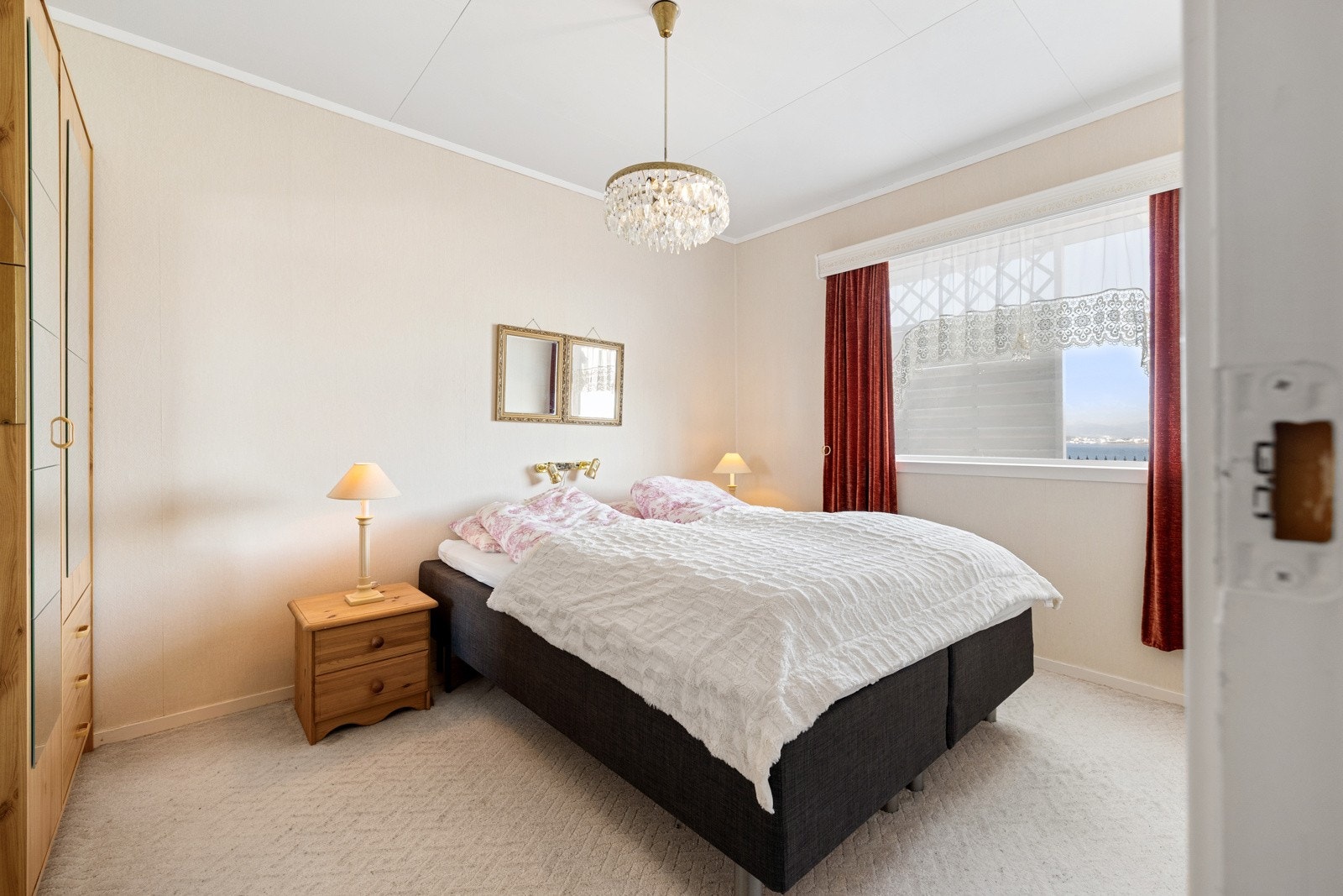 Dette rommet er det svært god størrelse på, og har god plass til garderobeskap. Galleribilde