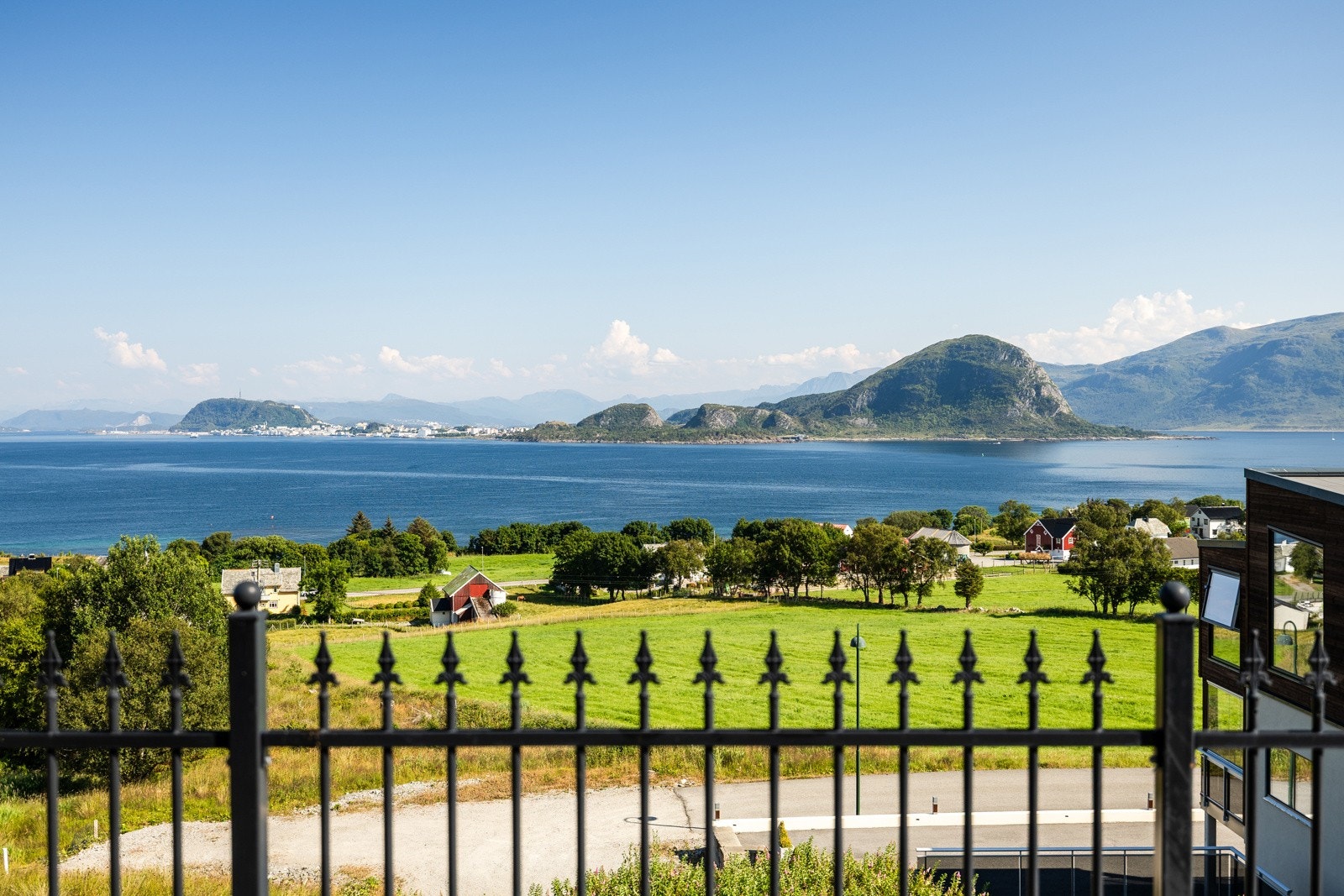 Nydelig utsikt mot Sukkertoppen og Ålesund. Galleribilde